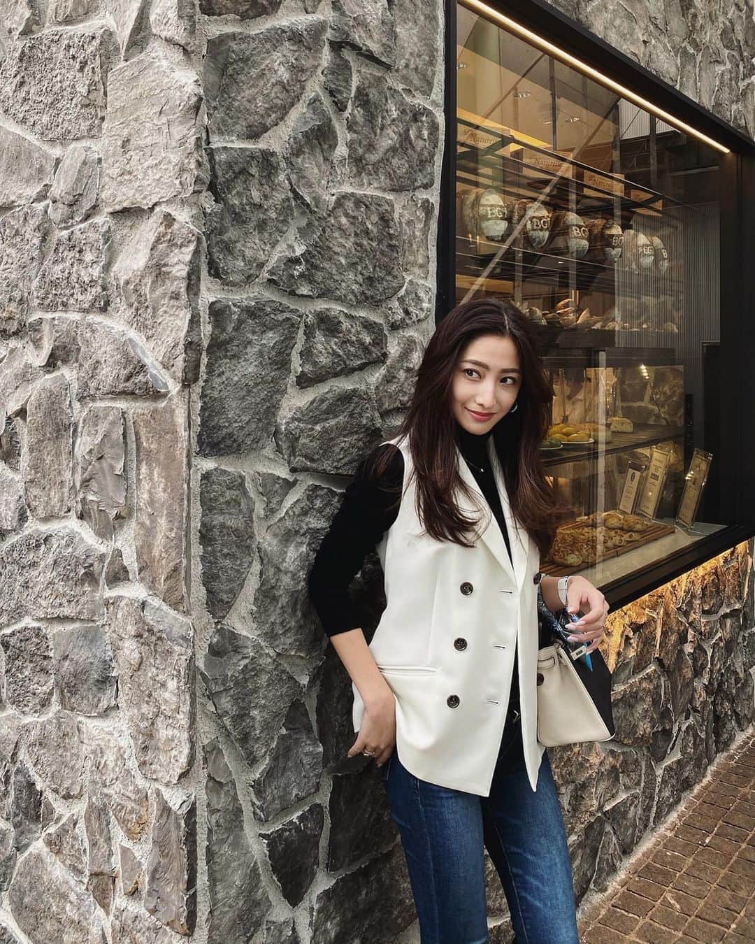 雨宮みずきさんのインスタグラム写真 - (雨宮みずきInstagram)「． 気を許せる友達と身体にも 良いランチして良く笑った日☺️ 夜は大人しくのんびり過ごそう♪♪ ． 12月になると街はどこもキラキラしてて クリスマスソングが流れて人肌恋しくなる寒さで 1番寂しくなる月だっ🤔🙄🥺 けど1番好きなのが12月って不思議🥰 ． 新しいベストはコートの中の 羽織として着たよ♡ @nijiko_official さんのお洋服ブランド @sheller_official のです♡♡ ． #sheller #シェリエ #ベストコーデ #omotesando #omotesandocafe #blueglobetokyo #ブルーグローブトウキョウ #ベジタリアン #ベジタリアンカフェ」12月11日 18時36分 - ammymzk0926