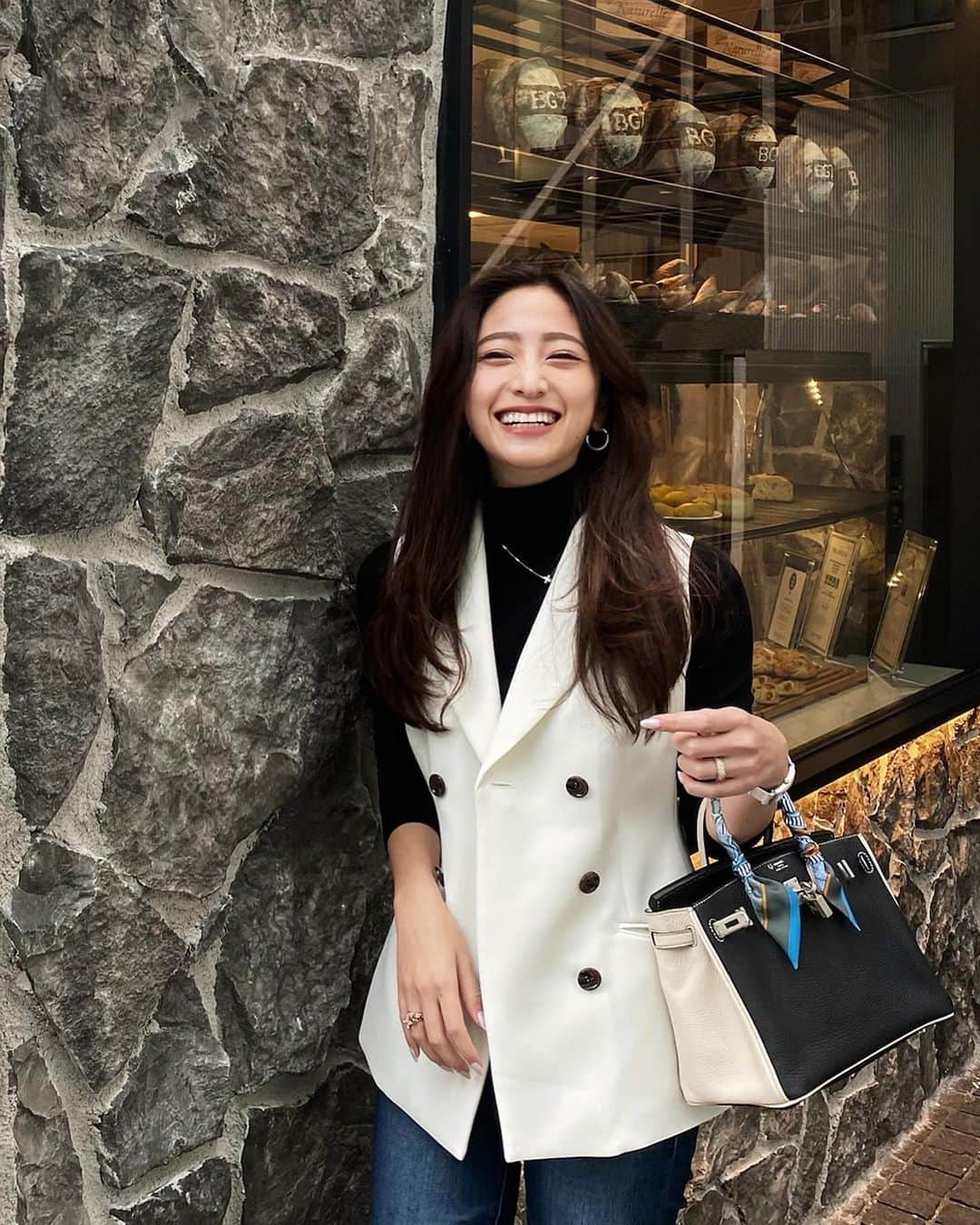 雨宮みずきさんのインスタグラム写真 - (雨宮みずきInstagram)「． 気を許せる友達と身体にも 良いランチして良く笑った日☺️ 夜は大人しくのんびり過ごそう♪♪ ． 12月になると街はどこもキラキラしてて クリスマスソングが流れて人肌恋しくなる寒さで 1番寂しくなる月だっ🤔🙄🥺 けど1番好きなのが12月って不思議🥰 ． 新しいベストはコートの中の 羽織として着たよ♡ @nijiko_official さんのお洋服ブランド @sheller_official のです♡♡ ． #sheller #シェリエ #ベストコーデ #omotesando #omotesandocafe #blueglobetokyo #ブルーグローブトウキョウ #ベジタリアン #ベジタリアンカフェ」12月11日 18時36分 - ammymzk0926