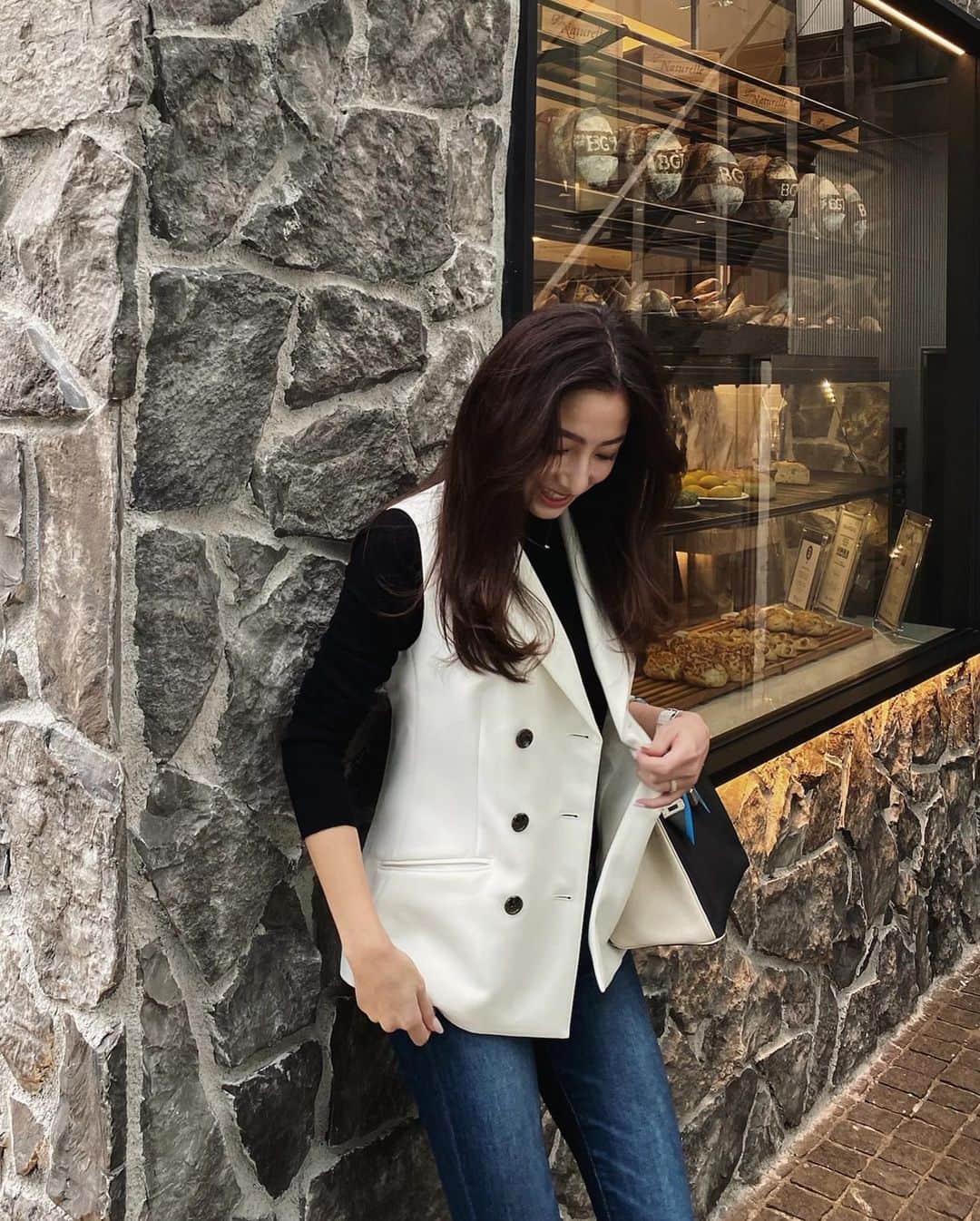 雨宮みずきさんのインスタグラム写真 - (雨宮みずきInstagram)「． 気を許せる友達と身体にも 良いランチして良く笑った日☺️ 夜は大人しくのんびり過ごそう♪♪ ． 12月になると街はどこもキラキラしてて クリスマスソングが流れて人肌恋しくなる寒さで 1番寂しくなる月だっ🤔🙄🥺 けど1番好きなのが12月って不思議🥰 ． 新しいベストはコートの中の 羽織として着たよ♡ @nijiko_official さんのお洋服ブランド @sheller_official のです♡♡ ． #sheller #シェリエ #ベストコーデ #omotesando #omotesandocafe #blueglobetokyo #ブルーグローブトウキョウ #ベジタリアン #ベジタリアンカフェ」12月11日 18時36分 - ammymzk0926