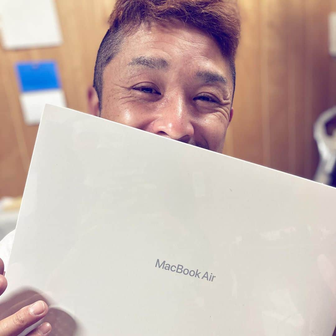 川畑雅秀さんのインスタグラム写真 - (川畑雅秀Instagram)「かわばたくん、最強になりました🤗MacBook Airが届きました〜！やったー🤣まだまだ初心者やけど楽しい事いっぱいして行きたいと思います😄 #macbookair #2020 #最強 #かわばたくん #吉本芸人」12月11日 18時36分 - kawabata.kun