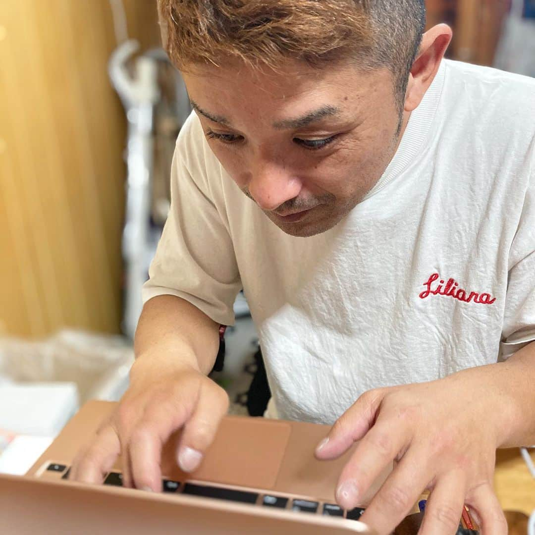 川畑雅秀さんのインスタグラム写真 - (川畑雅秀Instagram)「かわばたくん、最強になりました🤗MacBook Airが届きました〜！やったー🤣まだまだ初心者やけど楽しい事いっぱいして行きたいと思います😄 #macbookair #2020 #最強 #かわばたくん #吉本芸人」12月11日 18時36分 - kawabata.kun