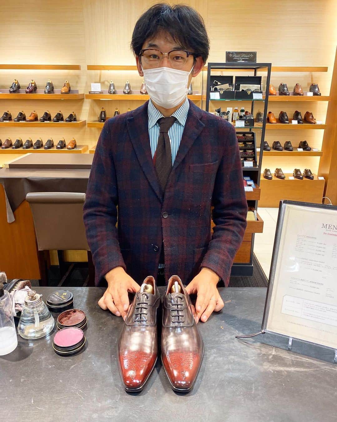 bootblack_officialさんのインスタグラム写真 - (bootblack_officialInstagram)「Shoe care counselling by Columbus shoeshinist Mr.Mituhashi at @isetan_urawa_smartworkerstyle   #columbus#bootblack#bootblacksilverline#shoecare#shoeshine#shoepolish#shoegazing#shoestagram#mensshoes#mensfashion#leathershoes#highshine#madeinjapan#japanmade#japanmadeshoecare#japan#saitama#urawa#isetan#isetanmens#isetanmensshoes」12月11日 18時38分 - bootblack_official