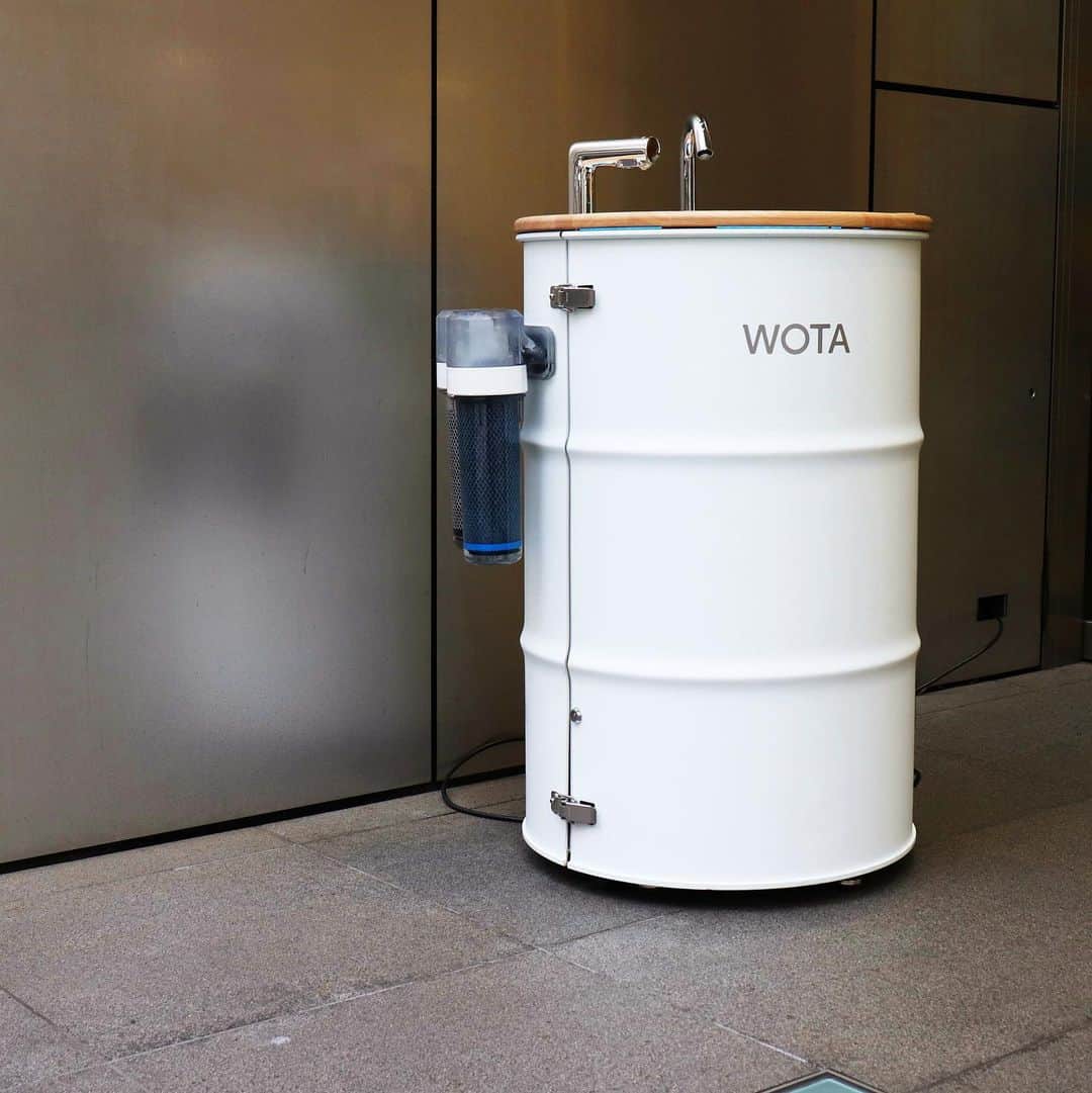 伊東屋さんのインスタグラム写真 - (伊東屋Instagram)「. 銀座 本店G.Itoya1Fの入り口には 手洗いスタンド「WOSH」があります。 . この「WOSH」は小さな水循環システム。 WHOの飲料水水質基準を超えた、純度の高い水を再生します。 手指の消毒などに安全にお使い頂けます。 . 安心して出かけることのできる街づくりへ向けて、 銀座では伊東屋の他にもこの「WOSH」が複数設置されています。 そして、12月19、20日の二日間は設置場所を更に拡大。 清潔で安全に楽しんで頂ける銀座の街を目指します。 . . . 銀座通りイベント 「WEICOME WASH GINZA きれいな手で、いただきます。」 2020年12月19日(土)、20日(日) 12〜17時 WOSHで手洗いをして頂いたお客様に、500円分のクーポン券付きハンカチをプレゼント致します。 詳細は以下URLをご確認ください。 https://www.ginza.jp/topics/16315 . . #銀座#GINZA#銀座伊東屋#ginzaitoya#ginzaitoyastore#伊東屋#WOSH#WOTA#ポータブル手洗い機wosh」12月11日 18時43分 - itoya_official