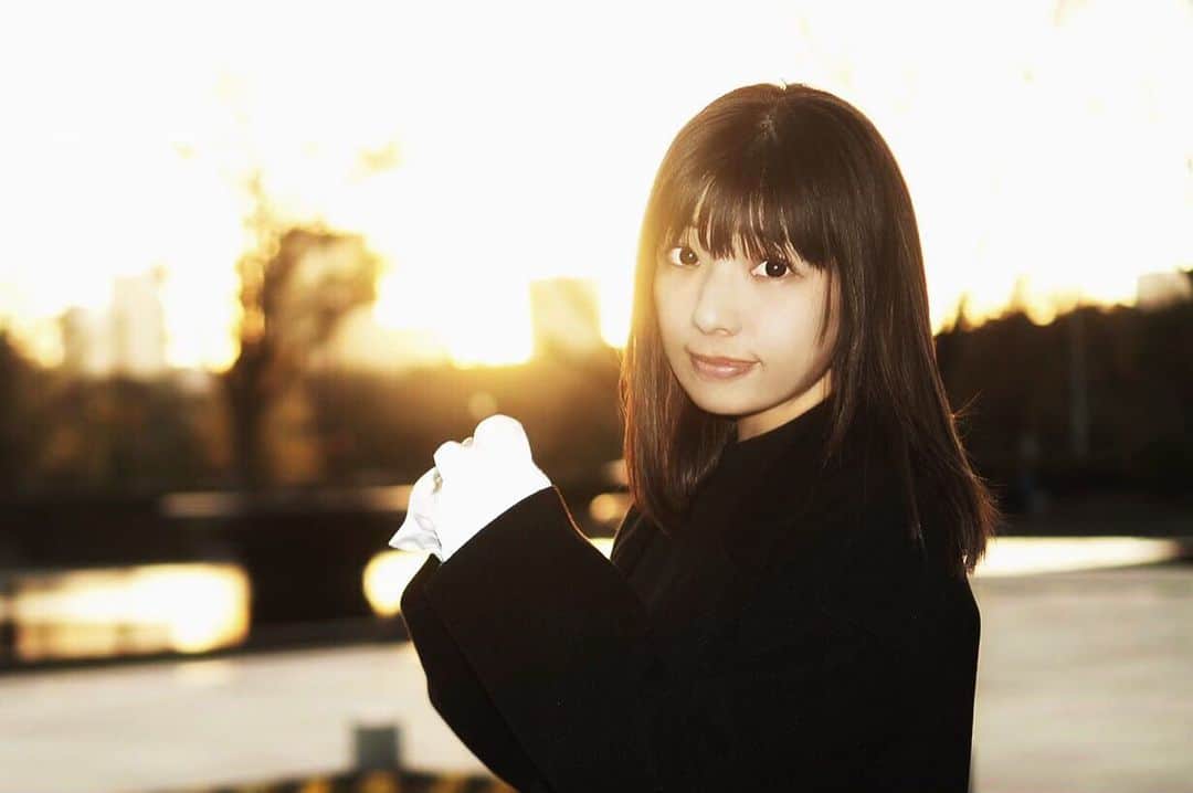 のインスタグラム：「1週間おつかれさまです😊 オレンジ色の綺麗な夕焼け🌇  明日は年内最後の撮影会です💓 撮影会写真だすのでみてもらえたら嬉しいです😊  ➡️ #DMM アイドルオークションから 直筆年賀状だしています💓  #被写体　#撮影会　#ポートレート  #portrait #model #idol #アイドル #hairstyle #dmm #写真好きな人と繋がりたい #一眼レフ #camera #夕焼け  #📷」