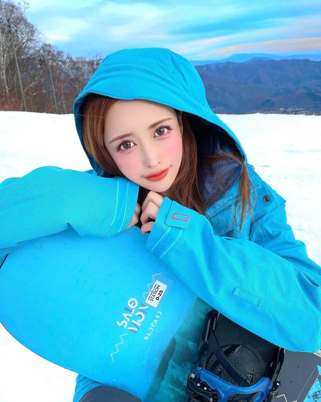 蘭子さんのインスタグラム写真 - (蘭子Instagram)「. 【白馬栂池高原スキー場⛷❄☃】 . 全部雪のせいだ。風 🤭 . . ゴンドラ15分ぐらい乗っても一切雪がなくて不安だったけど、 頂上にはちゃんと積もっていました🗻🤣✨ . まだワンコースのみなんだって❣️ . 楽しかった~🥰 木葉滑りで100回ぐらい転びながら頑張って降りたよ~🥰 . . 明日は筋肉痛や~🥰🤣 . . . . . . #スノボ女子#スノボ#スキー女子#白馬#ビジョビ#インスタグラビア#ポトレ#ポートレート#ポトレのセカイ#ポトレ撮影隊#ポトレ女子#グラトリ女子」12月11日 18時47分 - xx_ranko_xx