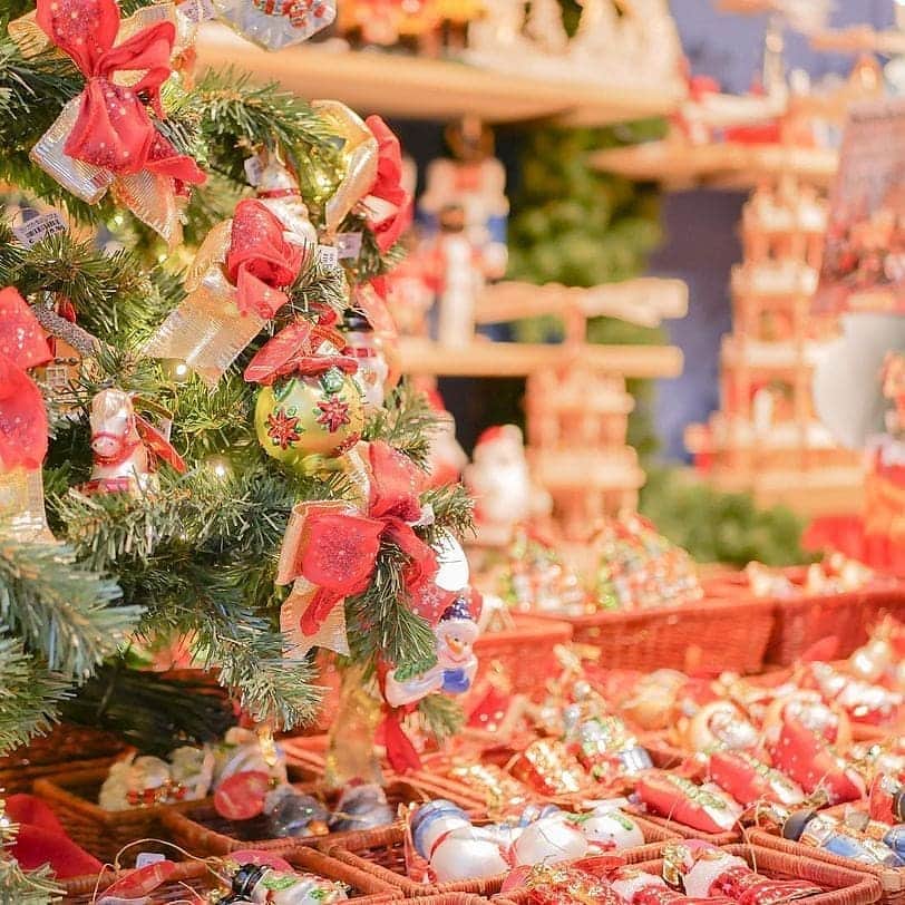 【JTB】マイトリ公式アカウントのインスタグラム：「＼今日のマイトリ 💛／﻿ ﻿ @___ange_xx さんの﻿ #ドイツ #ミュンヘン でのお写真📷✨﻿ ﻿ 今回ご紹介するお写真は、﻿ クリスマスへ向けて気持ちが高まる一枚﻿🎅🏻🎅🏻💕 ﻿ 赤と緑のクリスマスカラーに、色々な形のオーナメントがたくさん❤💚⛄️ 海外のクリスマスって本当にかわいい🎄🎀✨ オシャレなオーナメントを集めたくなる🤭 ﻿ ツリーを飾り付けてクリスマスムードを楽しみたい😚💓 ﻿ 🌐 Germany﻿ 📍 München﻿ 🏷 #ミュンヘン旅行﻿ ﻿ みんなの#マイトリ もcheckしてみてね💫﻿ ﻿ マイトリサイトには、海外、国内の女子旅情報をUPしています❣️﻿ URLから、是非チェックしてみてください😚 ﻿ ﻿ #JTB #JTBで旅がしたい #ドイツ観光 #ドイツ女子旅 #ドイツ女子旅行 #ミュンヘン観光 #フォトジェニック #ドイツが好き #ドイツ好き #クリスマス #クリスマスマーケット #クリスマスツリー #オーナメント #ミュンヘンクリスマス市 #海外女子旅 #旅行好き #女子旅行 #女子旅 #海外旅行 #traveler #girlstrip #旅行 #GirlsWhoTravel #girlaroundworld」