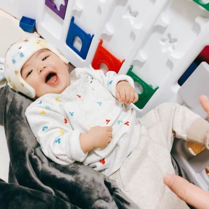 桜 稲垣早希のインスタグラム：「最近よく笑いますが、フェイントでも笑うお年頃になりました🤩ずっと笑いの沸点は低い方が人生楽しいかもしれません｡😆 #生後10ヶ月男の子 #ゲラエル #ヘルメット治療中 #ヘルメット卒業間近」