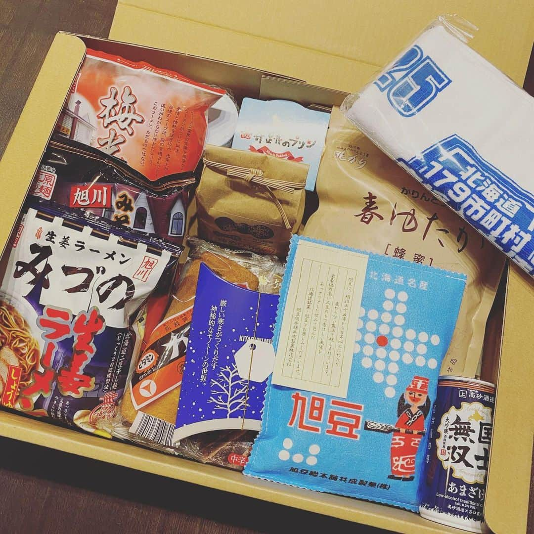 秋吉亮さんのインスタグラム写真 - (秋吉亮Instagram)「今年応援大使をさせてもらった旭川市から特産品の詰め合わせを頂きました✨ ありがとうございます👏✨  今年はコロナで旭川に行けなかったのが残念ですが、来年はコロナが落ち着いて、旭川で試合が出来ることを楽しみにしています💨  #日本ハムファイターズ #秋吉亮 #宮西尚生 #2020 #応援大使 #特産品 #いただきます」12月11日 18時53分 - ryo.akiyoshi_14