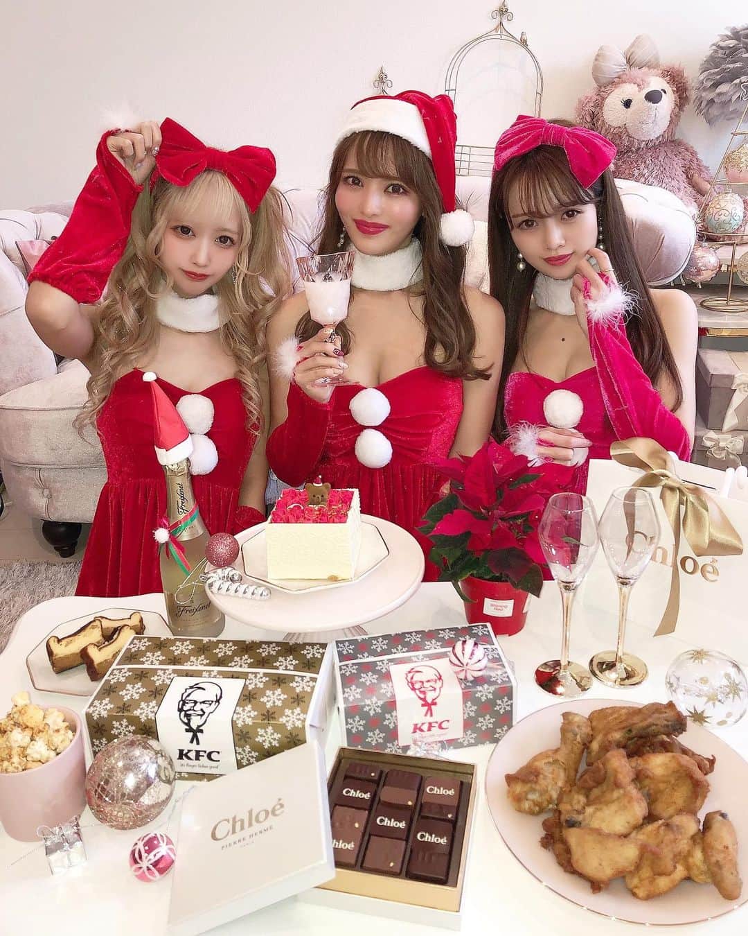 Isakoさんのインスタグラム写真 - (IsakoInstagram)「💓🎄Christmas Party🎄💓 　 さきぼん @sakibon69 みーちゃん @mizukikonuma とクリスマスパーティをしたよ💝at さきぼんroom 🐈 　 みんなでお揃いのサンタさんコスチュームを着たら可愛過ぎました🥺コスチュームは @dress_tika のものです👗   クリスマスケーキは昨日展示会にもお邪魔した @louange_tokyo さんのくまちゃんケーキをオーダー🧸   チキンはケンタッキー @kfc_japan 🍗 そして話題のお芋のバスクチーズケーキも @and_oimo_tokyo 🍰🌟 　 　 楽し過ぎました🥺💖 　 　 これからホームパーティーする人の参考になれば嬉しいですね🥰 　 　 　 #クリスマス#クリパ#女子会#クリスマスパーティー#クリスマスプレゼント#クリスマスケーキ#サンタコス#サンタクロース#サンタさん#ホームパーティー#コスプレ#コスチューム」12月11日 18時55分 - ichaaako