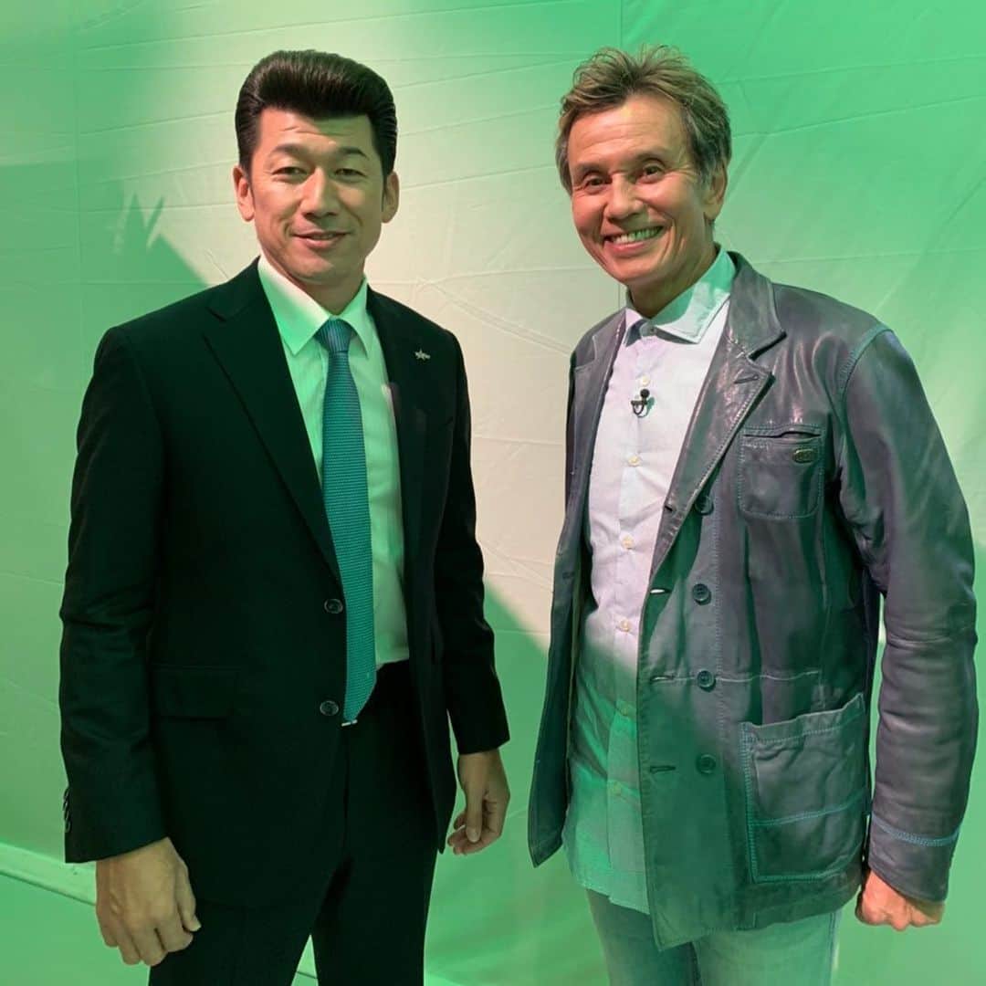 のインスタグラム：「昨日のちちんぷいぷい、ゲストは横浜DeNAベイスターズ新監督三浦大輔さん。  僕は根っからの虎党！ でも、それも野球が大好きだから。 敵チームでもスタープレイヤーはやはり憧憬の気持ちで見てしまう。  わ、番長や！ 隣に座ってる彼をチラ見、チラ見。 あげく、「整髪料はやっぱりマンダム？」とかの愚問をぶつけたり。。。  ただ、番長、コーナーゲストでスタジオには一瞬の滞在。 コーナー終わりの3分CMの間に追いかけて2ショット頂きました。  人当たりの良い新監督。 でも戦場ではきっと仕事人に。  来シーズン、うっとことええ試合をよろしゅお頼もうします！  #三浦大輔 #横浜DeNAベイスターズ #ヒロ寺平 #ヒロT」