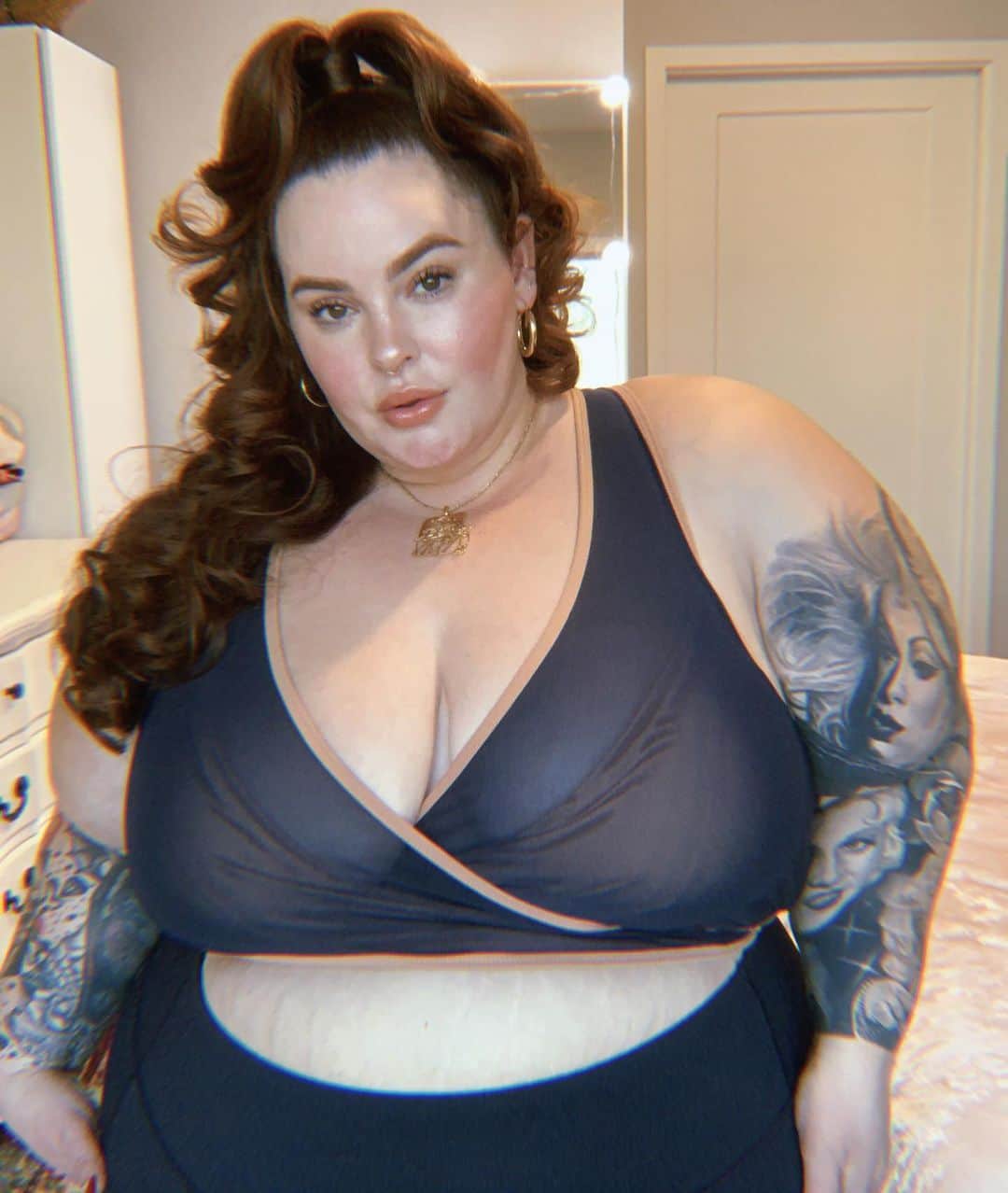 テス・ホリデーのインスタグラム：「Come hangout with me tonight for an amazing cause!!! @transgenderdistrict & @houseoftulipno are having a winter gala & you’re invited!! I’m gonna be joined by my friends @tracelysette @indyamoore @janetmock @raquel_willis @the_yvesdropper @ariasaid & even @katiecouric to raise some money for two organizations I love dearly!!! It’s tonight at 5:30 PST/8:30 EST & the link is in my bio for more info! See y’all there!!! 🥳❄️」