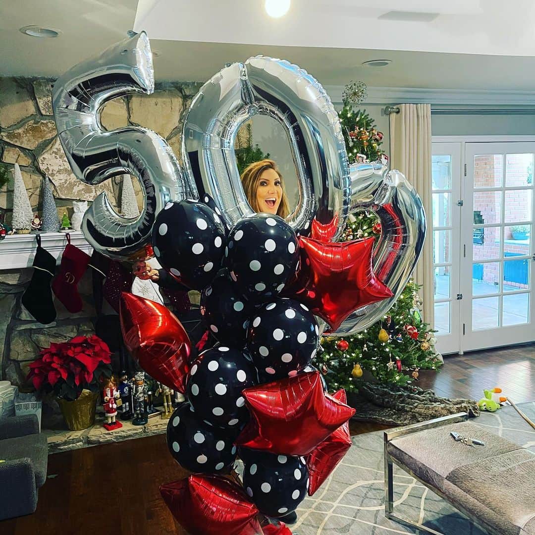 ヘザー・マクドナルドのインスタグラム：「Milking out the 500 hundred episode celebration as I do my birthday! Thank you @mrsjillzarin @shopjillandally @allyshapiro for this incredible balloon delivery! #baloons🎈 #juicyscoop #holiday #500episodes #rhony #podcast #comedy」