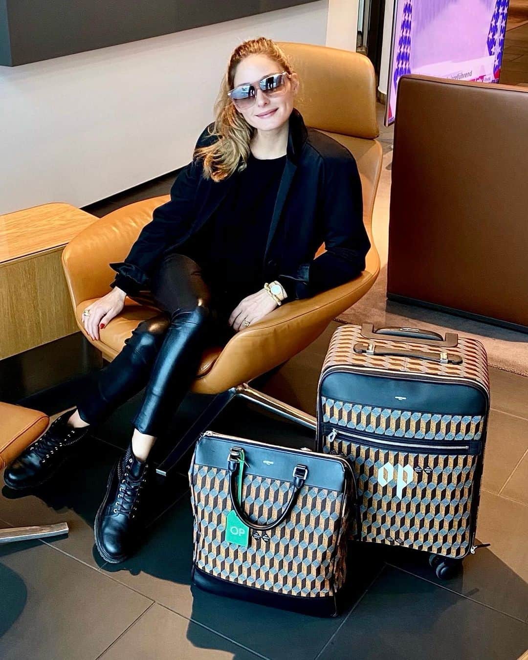 オリヴィア・パレルモのインスタグラム：「💫 It’s Fantasy Gift Friday! 💫  What’s more fantastic than flying First Class? Flying First Class and supporting a good cause 😊  Today’s gift is the opportunity to win two First Class tickets anywhere in the world while benefiting the cause closest to my heart: @dressforsuccess. The holiday season is about giving back after all. Plus, imagine gifting entries for this fabulous prize to a friend or loved one and getting notified a few weeks later that they won! Now that’s gifting with a one, two punch 🥊 Enter at Omaze.com/Olivia or at the link in bio. Good luck and happy holidays! 🔔🔔🔔 @omaze」
