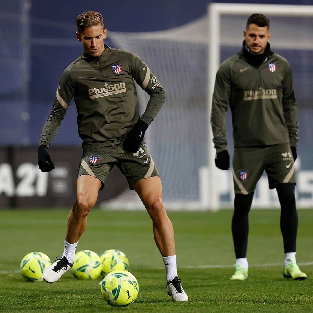 アトレティコ・マドリードさんのインスタグラム写真 - (アトレティコ・マドリードInstagram)「¿Ganas de derbi? 🔴⚪  🏧 #AúpaAtleti ⚽ #RealMadridAtleti」12月12日 4時35分 - atleticodemadrid