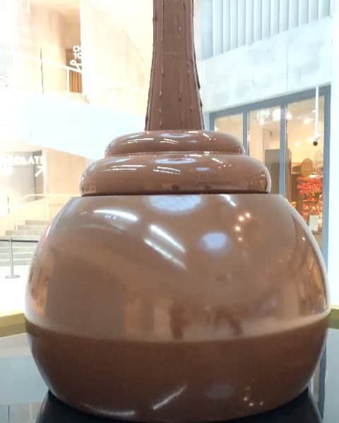 太田エイミーのインスタグラム：「The largest chocolate fountain in the world. Over nine meters tall, and holds  1,500 kg of real 🍫 chocolate」