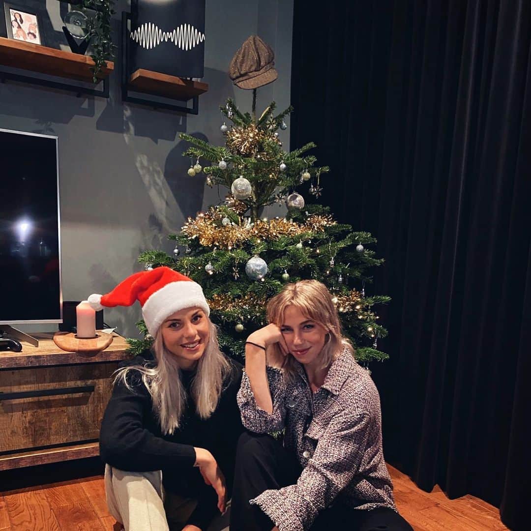ジャッキー・グローネンのインスタグラム：「Yearly family portrait!  Hejdå 🥷」