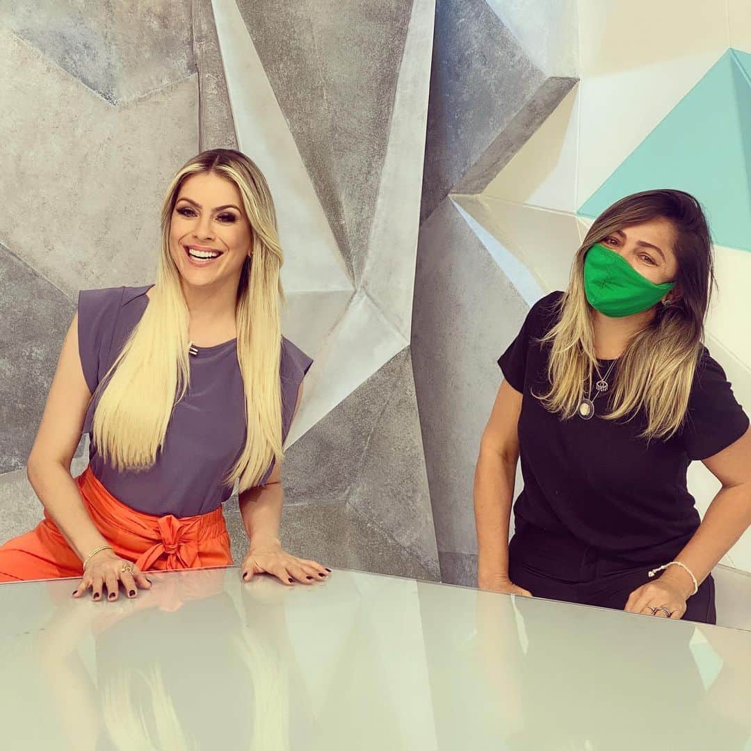 レナータ・ファンのインスタグラム：「Aniversário deste Ser Humano Divino!!! @malbajs é uma amiga de muitos anos! Do meu começo na Band até hoje, tenho admiração pela essência e generosidade dela e pela profissional maiúscula! Tudo de positivo reunido, misturado e preparado para vc no seu dia e a cada momento! Comemore! Vc é da categoria diferenciada! 😘😘😍❤️🎁🎉🎉🎉🎂✨✨✨✨」