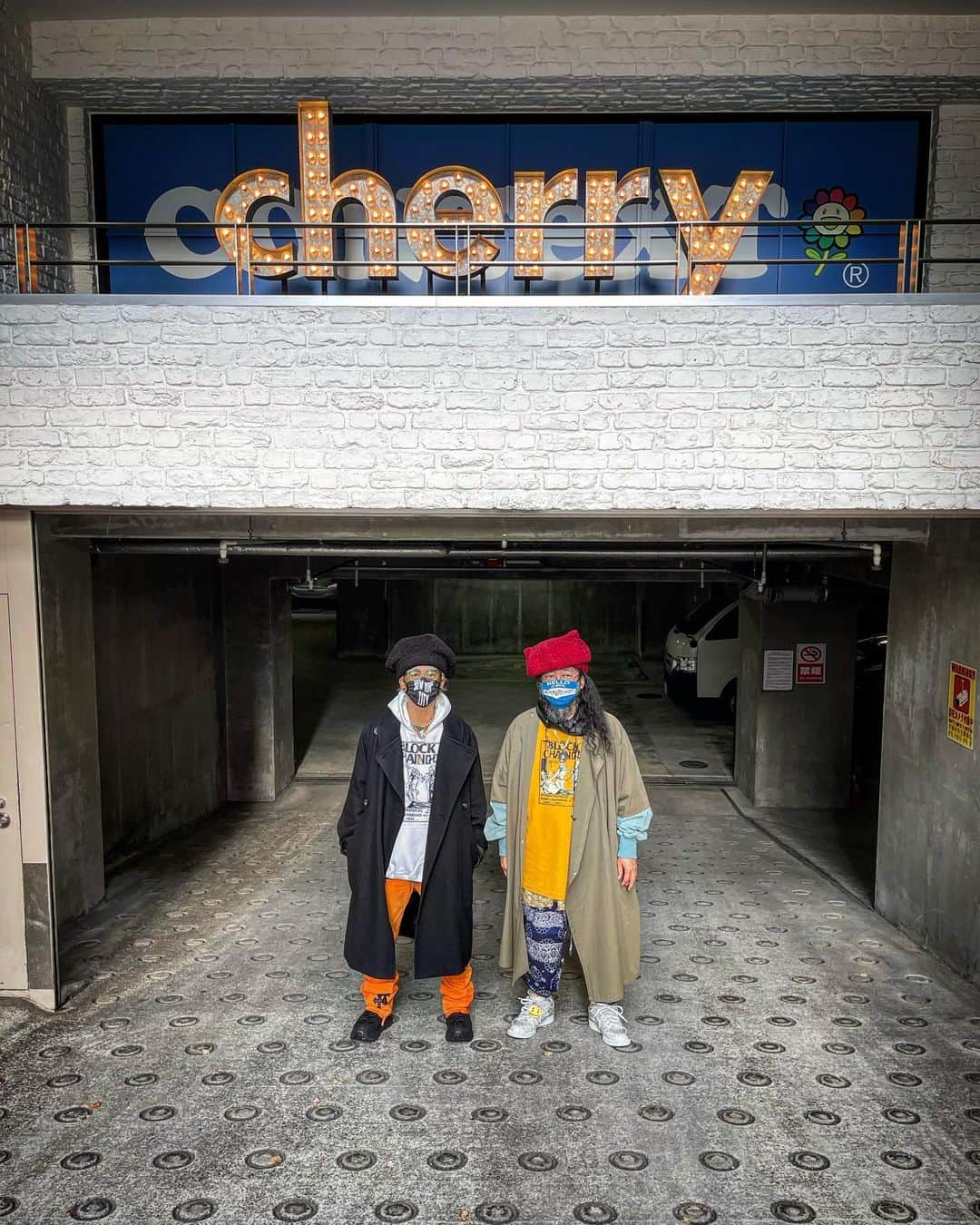 村上隆さんのインスタグラム写真 - (村上隆Instagram)「My new clothing line at Cherry Fukuoka @cherry__fukuoka masks and other items. The highlight of the release was the installation of the products along with my 3-meter-high large painting, BLOCKCHAIN. I first met Cherry @_________cherry_______ through Instagram and we have since been constantly discussing and contemplating fashion together. This time around, once again, I had so much fun developing the various products in tandem with him. The part of my brain that’s completely different from that with which I think about and produce art got activated, making me feel fresh. This kind of release may be the right approach that would allow me to get closer to the audience in Asia. I’m starting to think about releasing items in Tokyo as well.  The event in Fukuoka is on-going until December 25, so if you happen to be in the city, please make sure to stop by! photo: @rkrkrk  translation: @tabi_the_fat   チェリー福岡　@cherry__fukuoka で僕の新しい服のライン 「CONTeXT」 @context_takashipom の服やマスク、他のリリースのキャンペーンで、福岡に行って来た。白眉なのは高さ3mの大作絵画「ブロック・チェーン」のペインティングの展示とフーディー、クルーネック、マスク、版画等のインスタレーションだ。チェリーさん　@_________cherry_______ とはInstagramを通じて知り合って、ずっとファッションの事を考えたり話し合ったりさせてもらう仲間だ。今回も彼とガッツリ組み合っての商品開発はめちゃくちゃ楽しかった。アートを思考し制作する脳味噌とは全く違った部位が起動して、フレッシュな気持ちになれる。この方向での発表はアジアではオーディエンスに接近できるアプローテでは無いかと思う。東京でもやってみようかなぁ、とか、考え始めてます。イベントは12月の25日迄開催なので、福岡に立ち寄る方は是非ともお店、覗いて見てください。」12月12日 4時49分 - takashipom