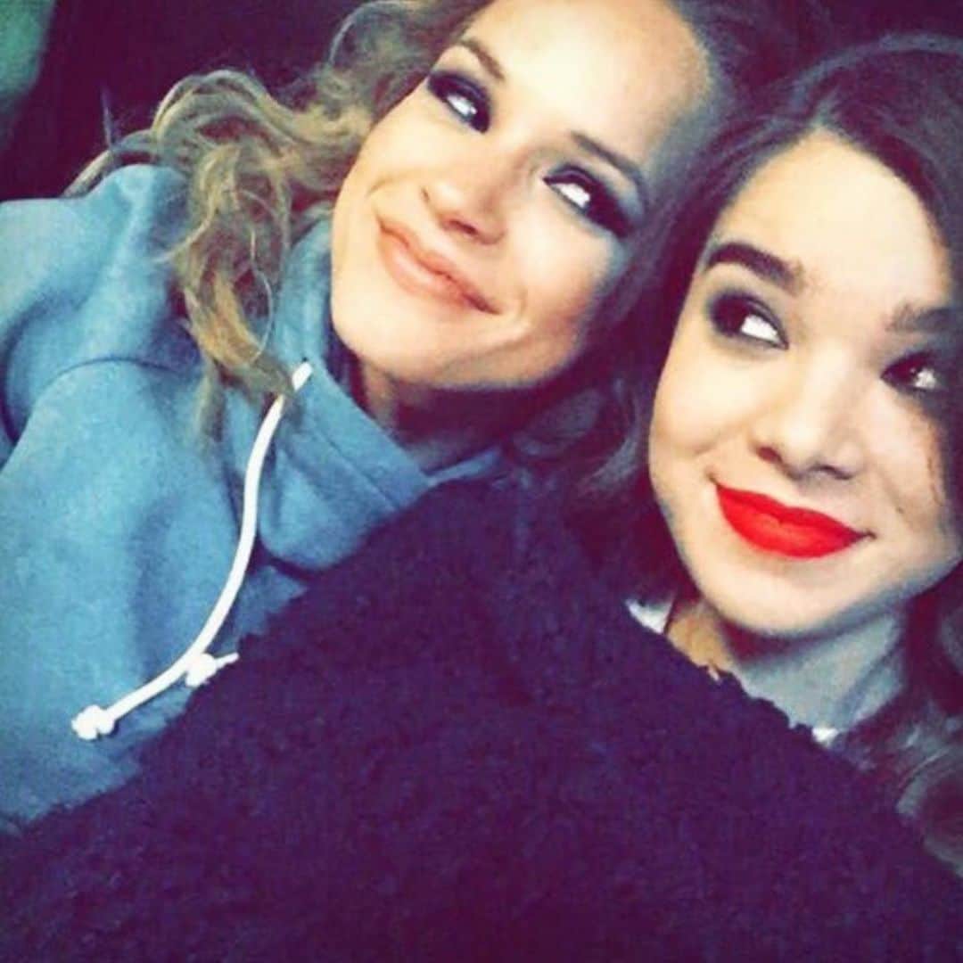 のインスタグラム：「Let’s everyone wish this beautifulest of beings the HAPPIEST of bdays🎉❣️🔥🎉🎆You’re now the same age I was when we met, haiiizziii...🤯🥰 from the moment we set eyes on each other it was sister love at first sight hehe or was that just meee😍 I wish I could celebrate with you today!!! 😷☹️ I’m so proud of you and LOVE & MISS U SO MUCH MY SIS. Giggles & cuddles fo loife💫🌹♥️🎉 Injoy your day!😚♥️🎉」
