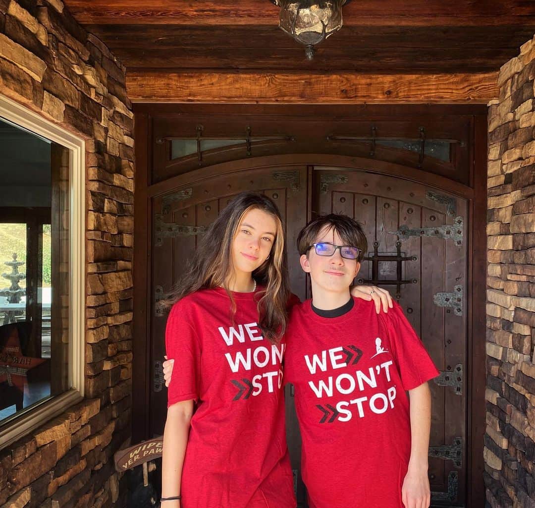 ホリー・マリー・コームズのインスタグラム：「When a child is sick the last thing a family should have to worry about is the bill. My family and I are proud to support the @stjude mission. #stjudewontstop until no child dies from cancer. Join us and get your shirt at wewontstop.org」