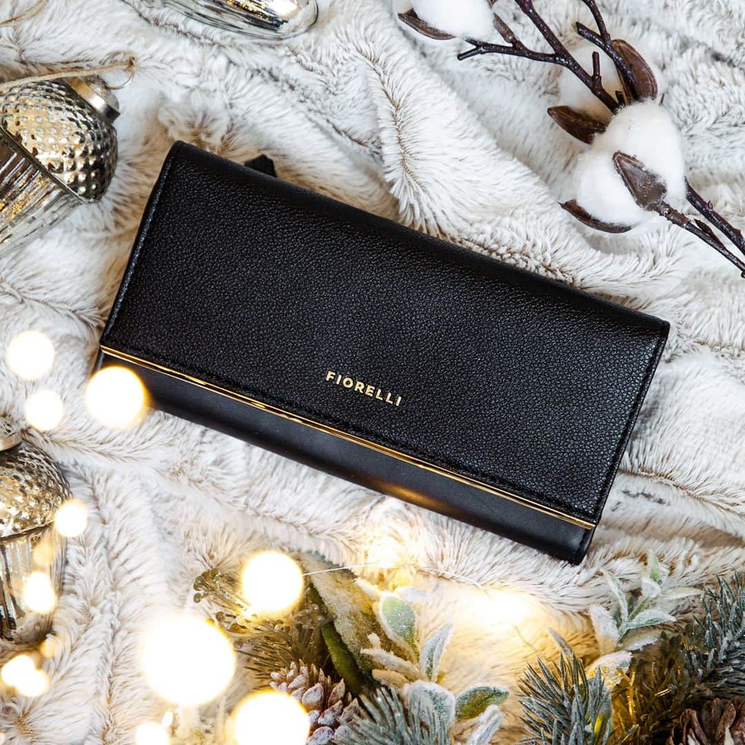 のインスタグラム：「You can't go wrong with a classic black purse under the  Christmas tree this year, especially with 25% off using code GIFT at the checkout 🎄 Selected styles only - ends Sunday #FiorelliBags #Christmas #ChristmasGifts #GiftGuide」