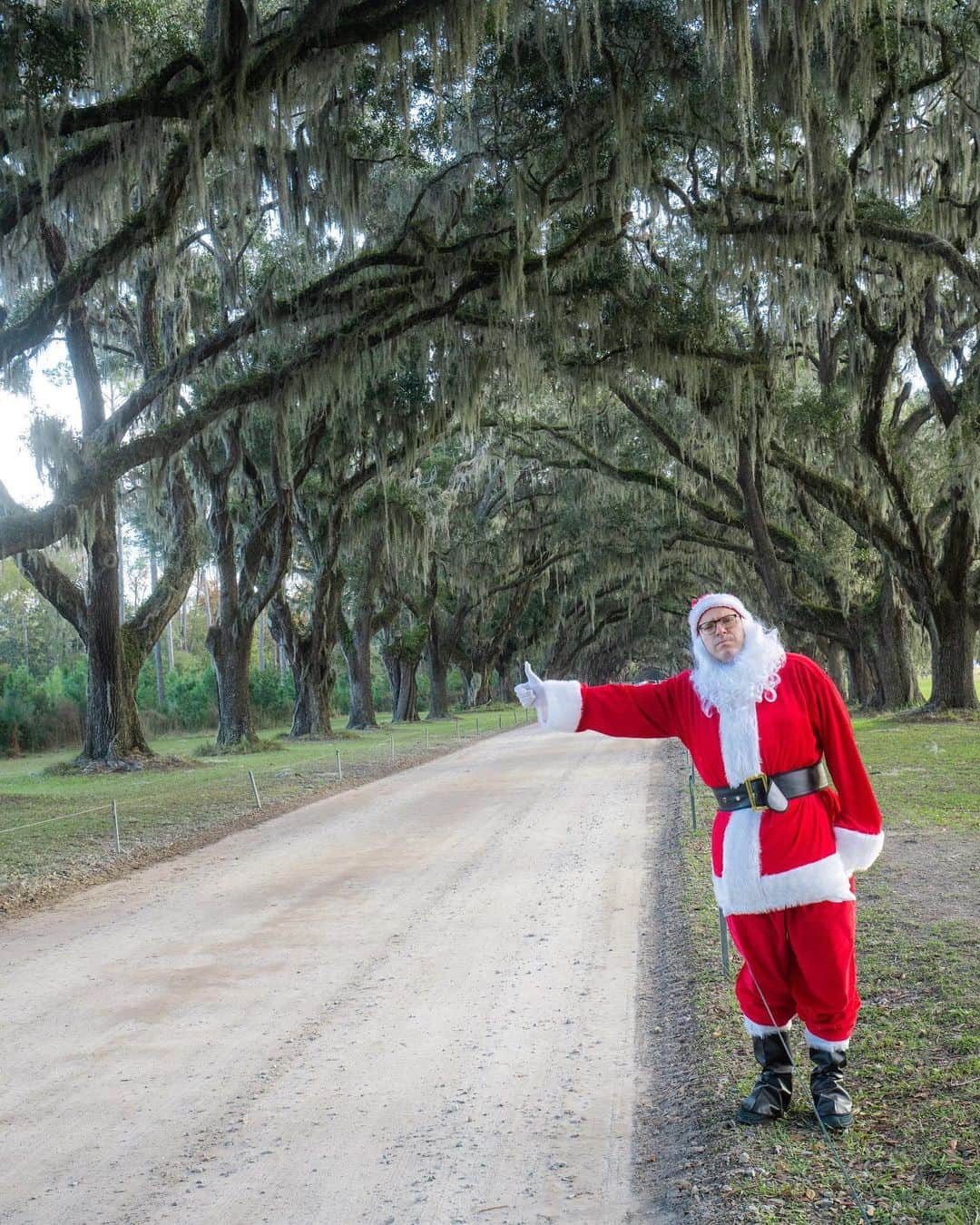 ティモシー・サイクスのインスタグラム：「More people than ever are in need of some special holiday gifts this year so Santa Sykes is working overtime the next few weeks to deliver all the gifts to make it in time for the holidays! Sadly, my reindeer and sleigh have been quarantined this year so I need to find new ways to get to everyone in time — I’m trying to hitchhike, but nobody’s picking me up right now…typical 2020 :( Don’t worry, I promise I will find a way to give gifts to EVERYONE who has been good this year — is that you? But if you’ve been bad then I’m sorry, but I gotta give you a lump of coal as we need more good people in this world! #santaclaus #santaclausiscomingtotown #hitchhiking #2020 #hebrewclaus」