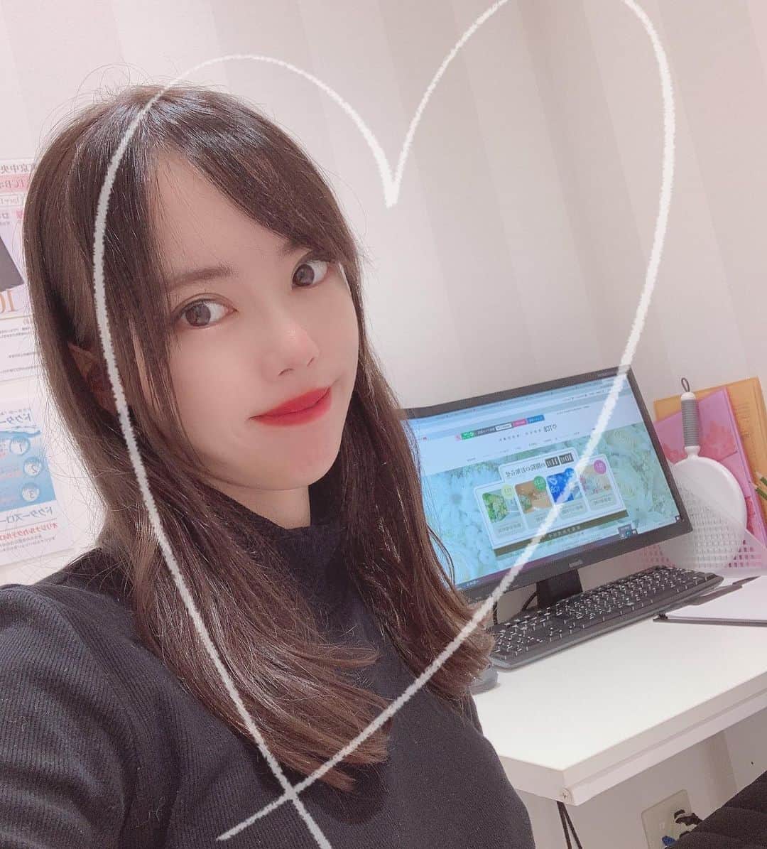 hina2221のインスタグラム：「この度は、ご縁がありVidayさんの﻿ 公式アンバサダーに就任いたしました💓﻿ ▶ @viday_official ﻿ ﻿ ﻿ ﻿ #Viday は月額料金で美容サロンに通い放題のなのです🥺✨  ﻿ ﻿ 女の子は髪、マツエク、ネイル、エステ、ジムなど﻿毎月のメンテナンスがたくさんありますよね🐶 ﻿ ﻿ ﻿ 月額9,000円からで﻿ 加盟店である美容サロンの﻿ サービスが受けられちゃいます❤️  可愛くなりたい女の子の見方💕 ﻿ すでに都内では180店舗の加盟店があります✨ ﻿ 導入ご希望の店舗様がいらっしゃいましたら﻿ DM頂ければお繋ぎ致します☁*°﻿ ﻿ ﻿ https://viday.jp  ﻿ #公式アンバサダー #美容サロン #通い放題 #美容サブスク #エステ #ネイル #まつげエクステ #ジム #美活 #リラク #マッサージ #女子力向上委員会」