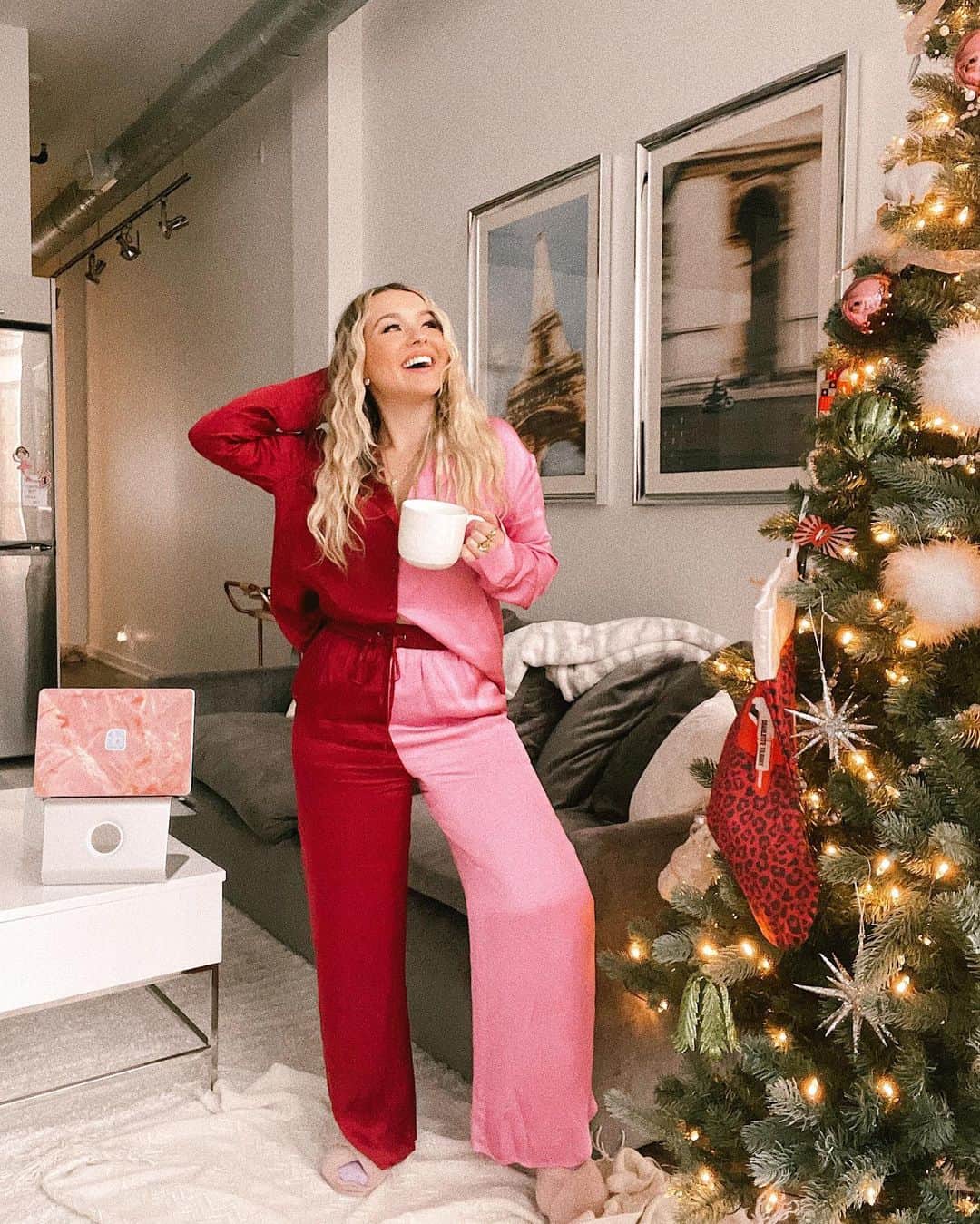 トーリ・ウェブスターのインスタグラム：「“Alexa, play holiday music” - literally me, every second, of every day until Christmas!✨🎙🎄  @AmazonMusic (AD) has blessed us with an Amazon Original Holiday Playlist this year! 💿👏🏻This means you can celebrate the holidays with exclusive new Amazon Original songs by Justin Bieber, Mary J. Blige, Arkells, Lennon Stella and more, that you can’t find anywhere else!   Right now, if you’re new to Amazon Music Unlimited - sign up and get three months of the premium streaming tier for FREE! 🎁💝Enjoy unlimited access to tens of millions of songs, ad-free just in time for the holidays. So sip some hot cocoa, give the gift of an exclusive serenade from Justin Bieber this holiday season, and choose the #PrimeLife 😉   #AmazonPartner #HolidayPlays」