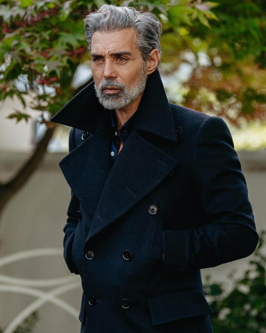 のインスタグラム：「With the Christmas holidays just around the corner, we’ve got hearty winter overcoats and cashmere cable-knits on our mind. Our ready-to-wear Bridgecoat is cut in reassuringly heavy  Italian wool Melton, drawing on the same dramatic silhouette as our signature Greatcoat, cut to the knee. Layer yours with one of our luxurious cashmere knits, tucked into timeless grey flannel trousers for a cosy off-duty winter look. Limited pieces available, tap to shop.」