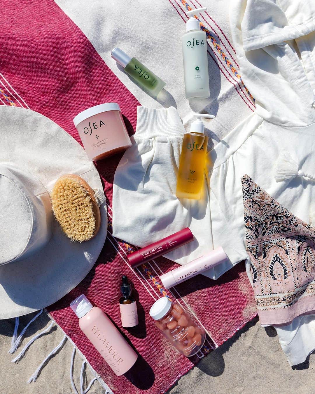 クレオベラのインスタグラム：「✨ GIVEAWAY ✨ This weekend, we’ve partnered with our friends at @oseamalibu , @vegamour + @teressafoglia to give you a chance to win a selection of our very favorite gifts this holiday season!⠀⠀⠀⠀⠀⠀⠀  FOUR lucky winners will win everything seen above (worth over $1,000)! Here’s how to enter:⁣ ⁣ ✨ Follow @oseamalibu, @cleobella, @vegamour + @teressafoglia ✨ Tell us what's on your wishlist this year and 👇⁣  tag 2 friends who would love this giveaway below! ✨ BONUS entries for tagging extra friends! (1 comment = 1 entry)⁣ ⁣ Good luck! 💫 ⁣ *Contest ends 12/15/20 at 9:00AM PST. Winners will be notified via Direct Message. Open to U.S. only. Must be 18+ to enter. This giveaway is in no way affiliated with Instagram or Facebook.」