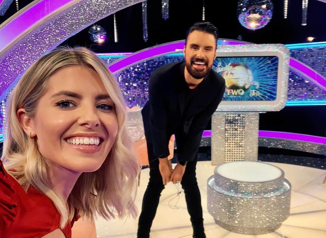 Mollie Kingさんのインスタグラム写真 - (Mollie KingInstagram)「It was SO good to be back at @bbcstrictly on my favourite show #ItTakesTwo talking all things semi-finals with the amazing @rylan, @1judilove & #melgiedroyc 💃🏼 Just the best, so many laughs! Good luck to all the couples tomorrow night ✨」12月12日 5時19分 - mollieking