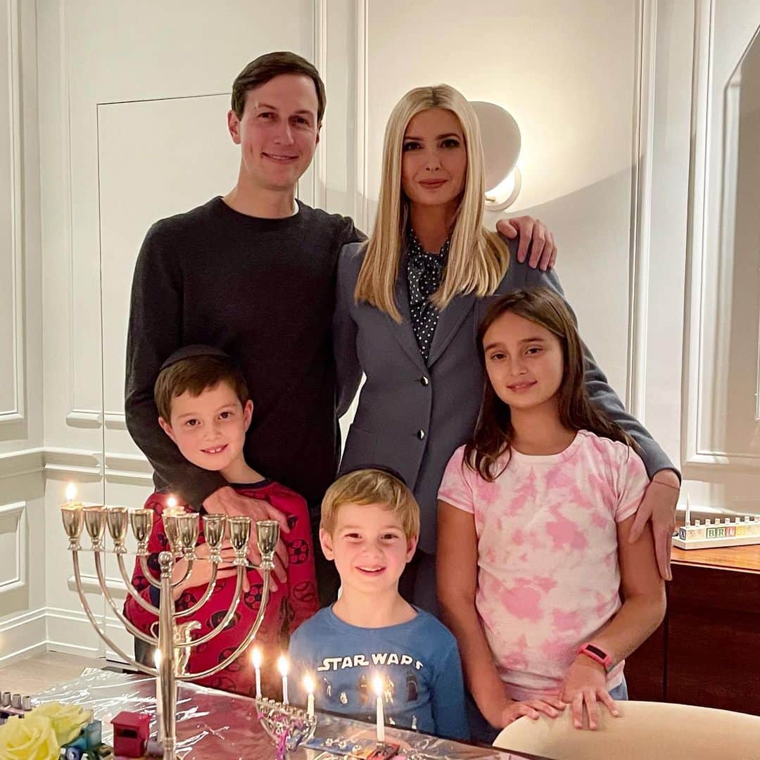 イヴァンカ・トランプさんのインスタグラム写真 - (イヴァンカ・トランプInstagram)「Happy Chanukah from our family to yours! #HappyChanukah」12月12日 5時13分 - ivankatrump