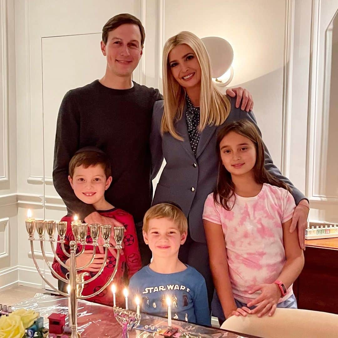 イヴァンカ・トランプのインスタグラム：「Happy Chanukah from our family to yours! #HappyChanukah」