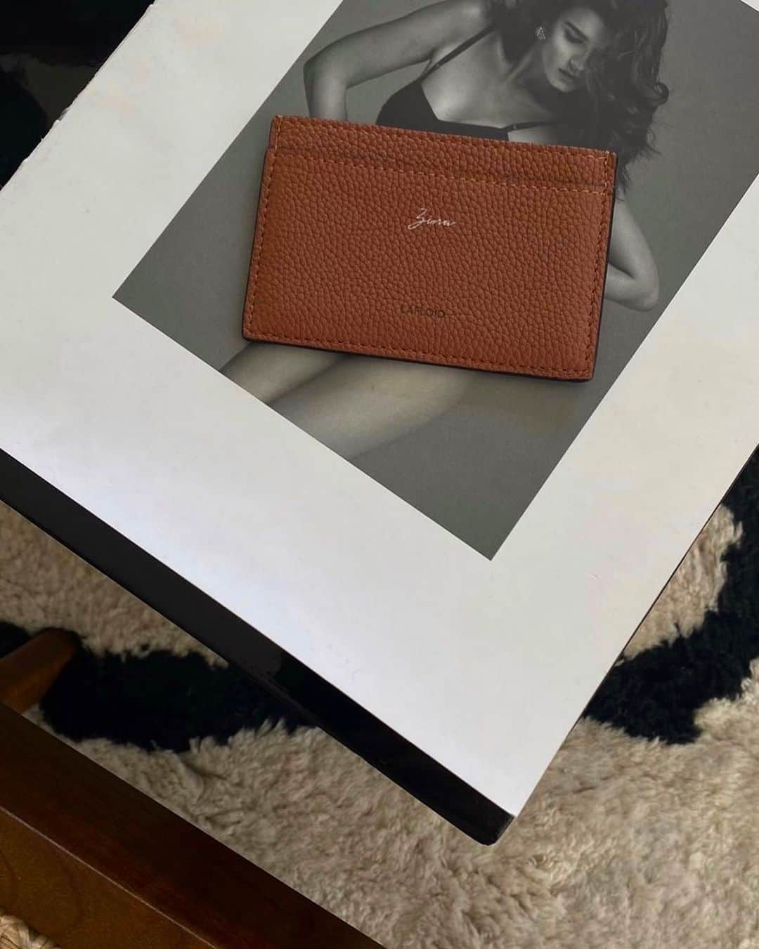Zina Charkopliaさんのインスタグラム写真 - (Zina CharkopliaInstagram)「Thank you @ariviere for personalising my @lafloid_official cardholder. Now you can add a special message to their accessories!  #uniquegiftsxuniquesouls」12月12日 5時14分 - zinafashionvibe