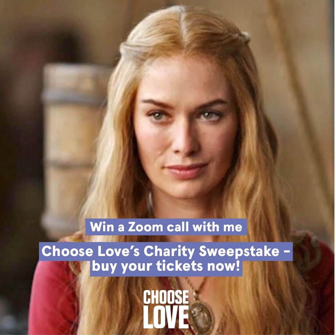 レナ・ヘディのインスタグラム：「Hello ... Anyone fancy a little face to face ... sadly not in person cause ... ya know .. 2020 .. BUUUUT .. a chat which will help @chooselove fund all the great stuff they do ... link in bio 🥰」