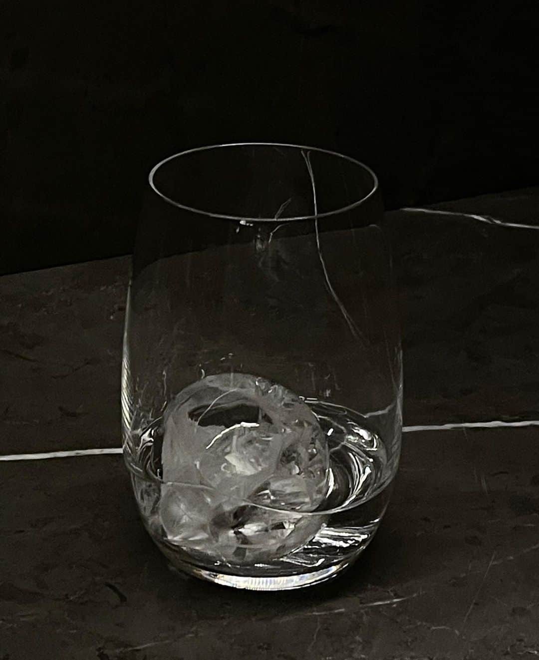 Mathilde Goehlerのインスタグラム：「My kind of Friday night - water 💦」