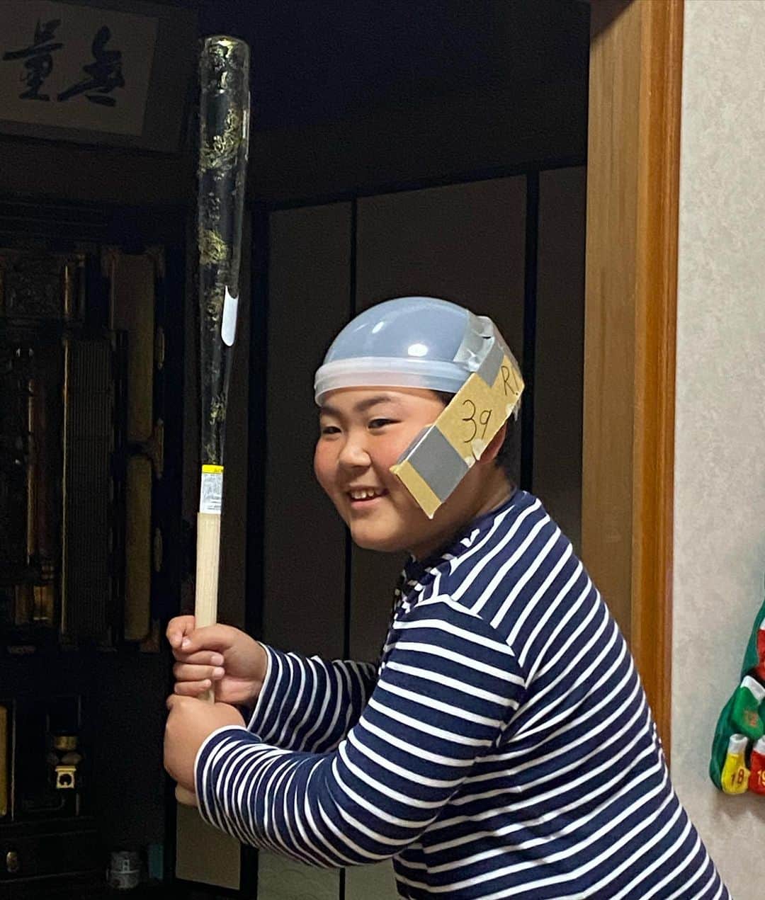 小田幸平のインスタグラム：「知り合いの子供れいや❗️野球大好きな5年生⚾️プロ野球でも使用しているフェースガードを自分で作っちゃいました。（調理する時のボール❓、ダンボール❓）自分も子供の頃を思い出して幸せな気持ちになりました。#中日ドラゴンズ#読売ジャイアンツ#はげch#中西精密エンジニア#フェースガード#作る#野球少年」