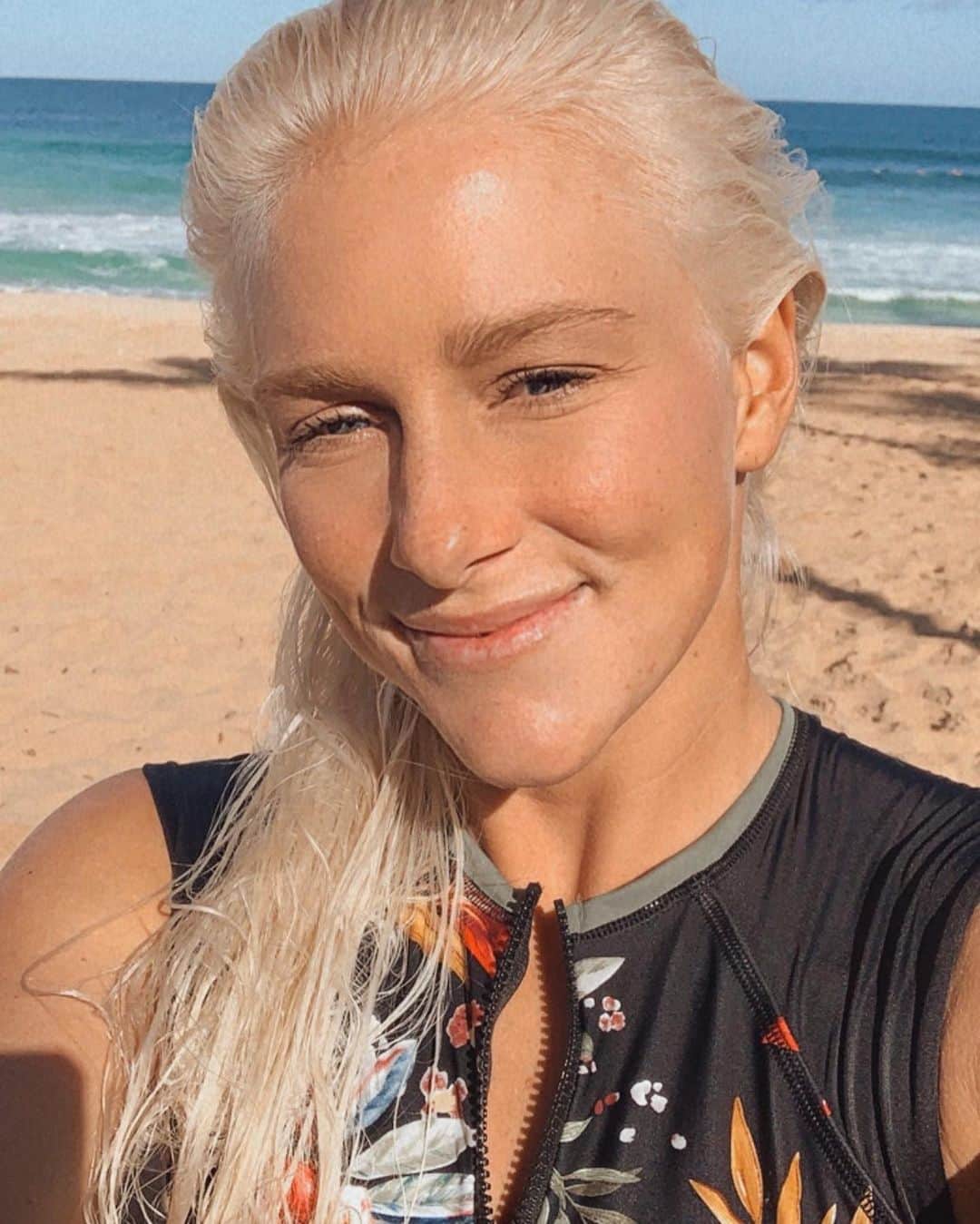 タティアナ・ウェストン・ウェブのインスタグラム：「beach day @bodyglovegirl」