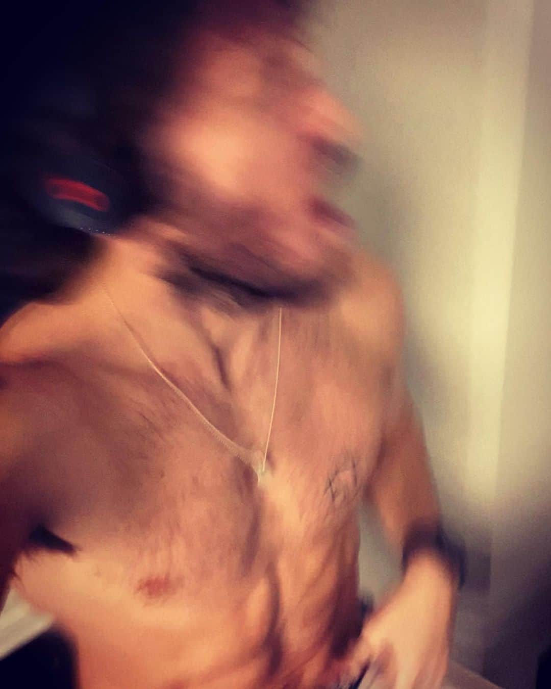 サム・クラフリンのインスタグラム：「Friday night @onepeloton party for one.」