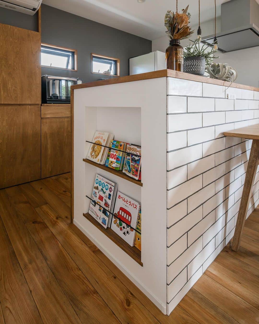 ルポハウス一級建築士事務所さんのインスタグラム写真 - (ルポハウス一級建築士事務所Instagram)「・ ・ ・ シックなグレーのクロスと、真っ白なタイルがアクセントのキッチン。 ・ 造作カップボードは使い勝手はもちろん、床と統一された木の温かさが伝わるアイテムに。 ・ お子さんお気に入りの絵本が並ぶマガジンニッチ。ポップな表紙も溶け込むおしゃれな空間に。 ・ ・ ・ 𓐌𓐌𓐌𓐌𓐌𓐌𓐌𓐌𓐌𓐌𓐌𓐌𓐌𓐌𓐌𓐌𓐌𓐌  ルポハウスの施工事例はこちらまで☞ @reposhouse  𓐌𓐌𓐌𓐌𓐌𓐌𓐌𓐌𓐌𓐌𓐌𓐌𓐌𓐌𓐌𓐌𓐌𓐌 #ルポハウス は#ちょっとかっこいい家 を"友人のために" という思いでつくっています。 一生に一度の#マイホーム。 「あなたにしかできない」×「ルポハウスだからできる」で、 私たちだけの#家づくり を思いっきり楽しんでみませんか？！ ・ ・ ・ #住宅 #注文住宅 #新築一戸建て #デザイナーズ住宅  #一級建築士事務所 #設計事務所  #滋賀県大津市 #滋賀県草津市 #滋賀県栗東市  #滋賀県近江八幡市 #設計士とつくる家 #キッチンインテリア #造作カップボード #名古屋モザイクタイル #マシア #ウッドワンピノアース #ルーバー扉 #マガジンラック #マガジンニッチ」12月11日 20時53分 - reposhouse