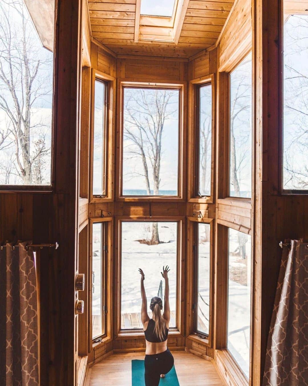 のインスタグラム：「Striking a balance between cozy and bright, this cabin on Lake Superior is a great place to start a new holiday tradition with your favorite people. Once you’ve perfected warrior one, grab a partner, take a deep breath, and attempt snuggle-by-the-wood-stove pose. Cole and Emily, your Superhosts, keep everything as harmonious and serene as the waves of the lake.  Photo: @ianehphoto」