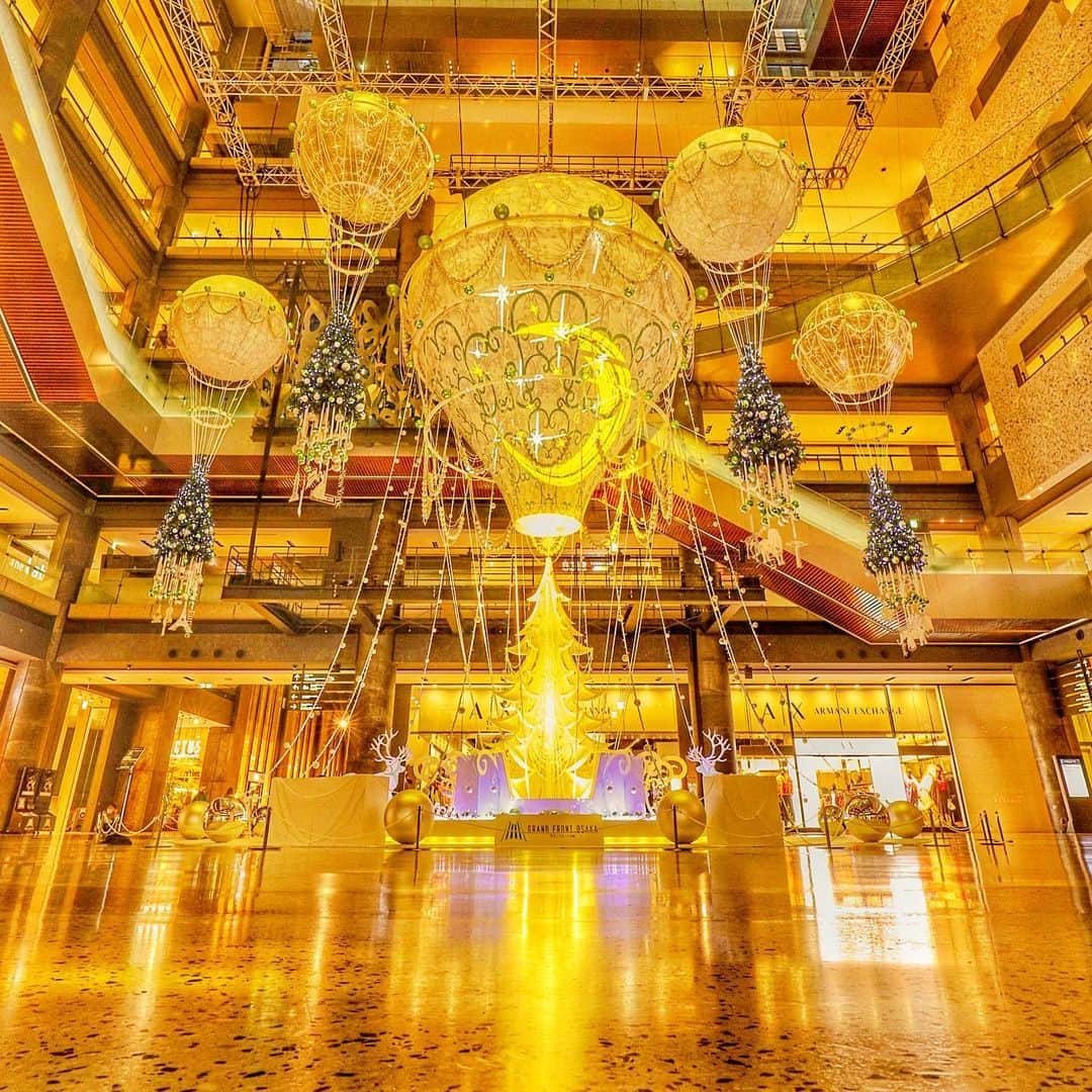 スマホの写真が売れちゃうアプリ「スナップマート」さんのインスタグラム写真 - (スマホの写真が売れちゃうアプリ「スナップマート」Instagram)「【受賞作品発表】グランフロント大阪「Grand Wish Christmas 2020」アンバサダー  いつもスナップマートをご利用いただきありがとうございます✨ グランフロント大阪「Grand Wish Christmas 2020」アンバサダー受賞作品を発表します🎉  今回は「大阪のクリスマスやイルミネーションといえば、グランフロント大阪！」を目指して、グランフロント大阪で過ごすクリスマスの楽しさを発信してくださるアンバサダーを募集しました✨  たくさん集まった応募者から選ばれた50名をアンバサダーに任命し、グランフロント大阪のクリスマスイルミネーションを撮影しに行っていただきました！  同時期にはクリスマスシーズン🎄を盛り上げるべく、オリジナルグッズが当たるグランフロント大阪主催のフォトコンテスト📸も開催。  そこで、アンバサダーの皆様にはテーマに合わせて撮影&コンテスト応募、そして、Instagramでグランフロント大阪のクリスマスの感想やフォトコンテストの案内を発信していただきました🎉  ＼受賞作品11作品を紹介します／  🎗グランフロントクリスマス賞  toripenphotoworkさん😀（ @toripen1photo ）  4oringoさん（ @4to___ ）  fumiya1114さん（ @i_am_fumiyasakai ）  nanas7さん（ @jump_out_sky ）  mayu04さん（ @om._.ayu ）  🎗クリスマスツリー賞  makimaiさん（ @makinomai.makimai ）  yukamama35bloodさん（ @yukamama35blood ）  fumiya1114さん（ @i_am_fumiyasakai ）  nakaniwaiceさん（ @kouki_kitagawa24 ）  t5792さん（ @toshihiro7183 ）  🎗クリスマスムービー賞   Yukaさん（@yukaoo0oo）  ﻿おめでとうございます！  アンバサダーの皆様に撮影いただいた作品は、公式Instagramアカウント（@grand.front.osaka）や広告などで使用される可能性があります。これからもフォロー＆チェックしてみてくださいね！   #フォトコンテスト #写真を撮るのが好き #置き画くら部 #カスタマイズエブリデイ #物撮り #カメラ好きな人と繋がりたい #写真好きな人と繋がりたい #アンバサダー #snapmart #グランフロント大阪 #クリスマス #グランフロントクリスマス #イルミネーション #シャンパンゴールド」12月11日 20時45分 - snapmart.jp