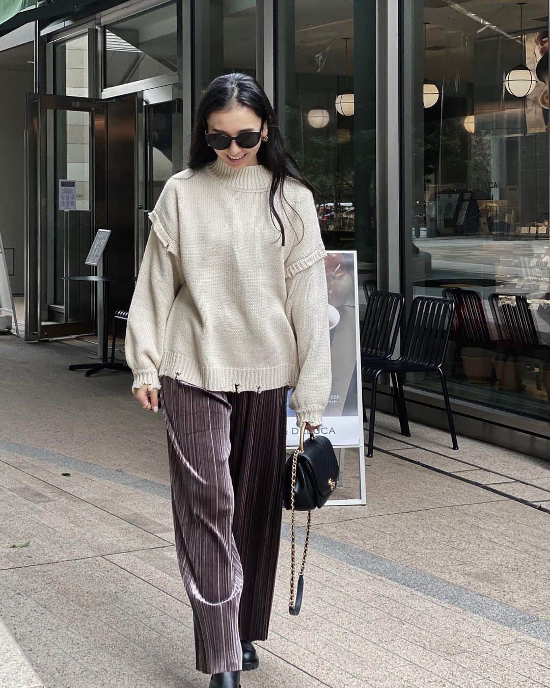 鈴木詩織のインスタグラム：「母とランチ♡  楽ちんパンツ×ニットのシンプルコーデでした。  knit&pants / @reedit_official  bag&shoes / #chanel outer / #stunninglure  ニットがシンプルだけどダメージっぽいデザインが今年っぽくて好き。 アウターはトップスの色と合わせてホワイト系に😲  ﻿ ﻿  #reedit #リエディ #リエディスタ#エシカルファッション #サステナブル #SDGs #トレンドファッション#今日のコーデ #2020AW#fashion#ootd#大人カジュアル」