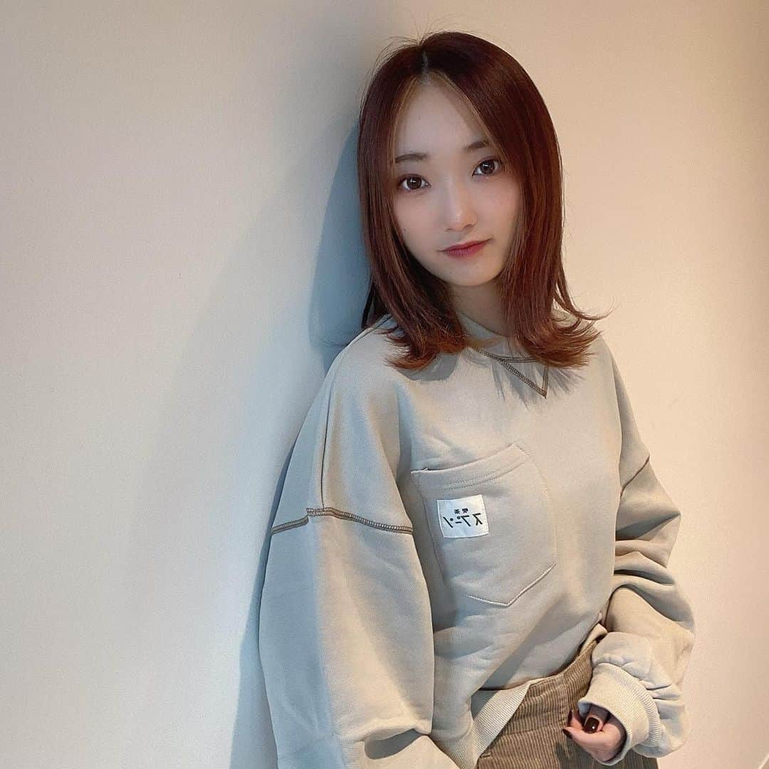 相澤瑠香のインスタグラム：「シンプル前髪～  #外ハネ #外ハネミディアム #インナーカラー #前髪インナー #喫茶スプーン #spoon #私服」