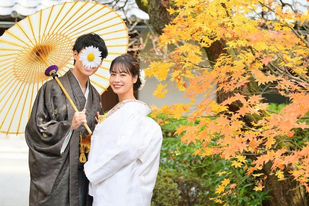 伊藤沙織のインスタグラム：「和装で前撮りしました☺️ 何度かモデルに起用してくださった、 @clairebridalstudio さんで着付け&撮影をお願いしました📸お天気にも恵まれて、紅葉も残っていて綺麗に撮っていただきました🍁可愛いブーケはお義母さんからのプレゼント💐💕前職の先輩  @shimane_tomoaki さんにヘアを、メイクを @koiso_jeno さんに素敵に仕上げていただいて嬉しいいいい🥺皆さんのご協力のもと、大切な記念を納めることができて感謝です☺️❤️ . #和装前撮り  #和装ヘア  #和装メイク」