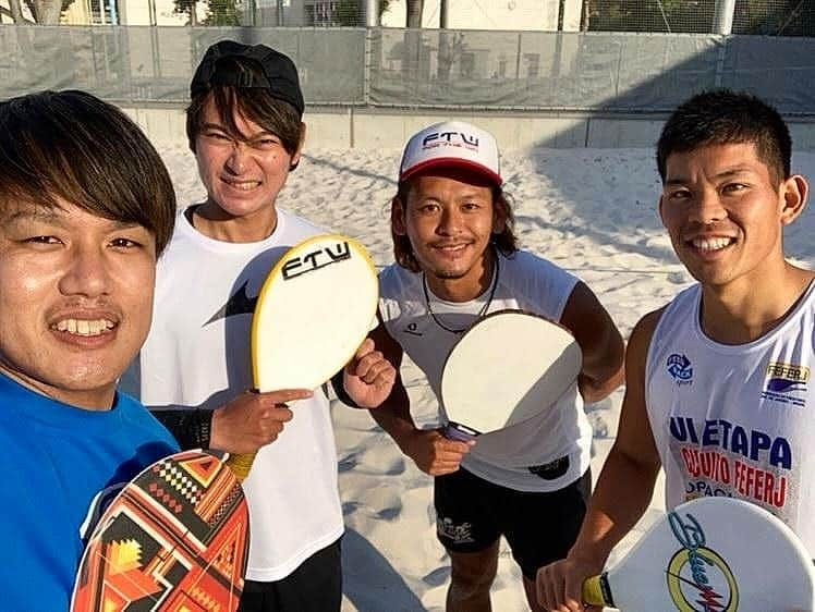 のインスタグラム：「#ソフトテニス のプロと #フレスコボール 体験＆対決しました！🏓 #日本代表 対決💪   YouTube是非見てみてください！✍️ストーリーから飛べますー！🐥  @masato_ogiwara @yutafunemizu  @poweractiveathlete  最後にサーブ打ってもらったら鬼早でした！😅見えない。。。w  #Frescoball #Frescobol #スポーツ #アスリート #athlete #スンガ #sports #ビーチスポーツ #japan #日本  #羽子板 #筋肉 #パワーアクティ部」
