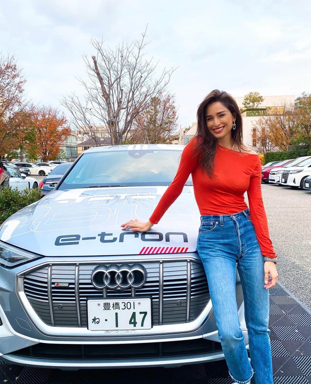 のインスタグラム：「今日は代官山T-SITEに遊びにいったら Audiの電気自動車Audi e-tron Sportbackを 乗れる体感ができる❣️ ・ 私は車が大好きなんで 思わず乗ってみました❣️🚙❤️ ・ Audiのインストラクターが車両説明や同乗しての 丁寧なレクチャーをますので、初めてEVを運転する方も 安心して試乗しくれます😉 ・ ブレイキとアクセルがスムーズで 乗り心地が最高です😍 ・ Audi e-tron Sportbackいろいろが 機能が付いっていてスポーツモードや、 3Dのカメラが付いているんで車の周りと 上から見れるカメラがついてます。 凄い、テクノロジー❗️ ・ 車が欲しくなっちゃうね😍 ・ 是非、この機会にAudi e-tron Sportbackの 乗り心地を体験してみて下さい❣️ ・ Audi e-tron Sportback Drive test 🚙❤️😍 ・ @audijapan @audijapan  ・  #Audietron #Audi #AudiJapan  #etron #世界を前へ」