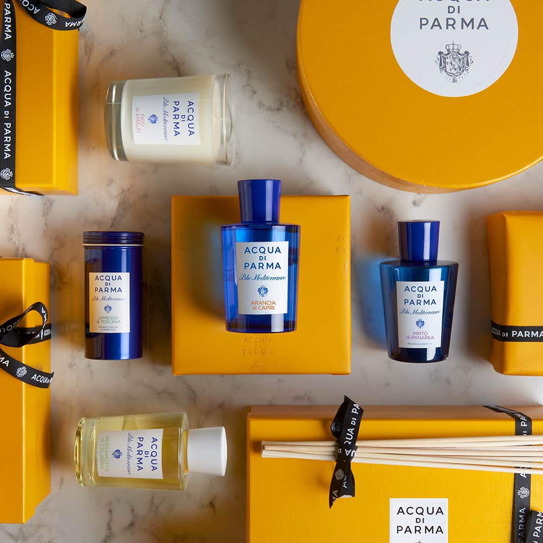 のインスタグラム：「Gift the joy of reliving a long golden summer, at any time of the year and wherever you are. Discover the full Blu Mediterraneo range for this gifting season 💛⁣⁣ #holidaycollection⁣⁣⁣ .⁣⁣⁣ .⁣⁣⁣ #acquadiparma #oamul #holidayseason #holidaymood #festivities #blumediterraneo」