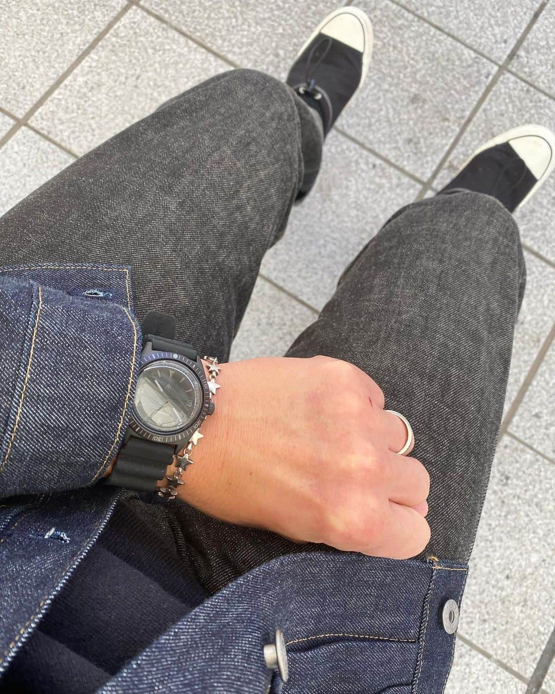 宇野薫のインスタグラム：「ブラック・インディゴ・ブラック  時計はNAVAL×LOWERCASE USBR別注オールブラック アクセサリーは昔のティファニー  #宇野薫のテーマがありすぎコーディネート」