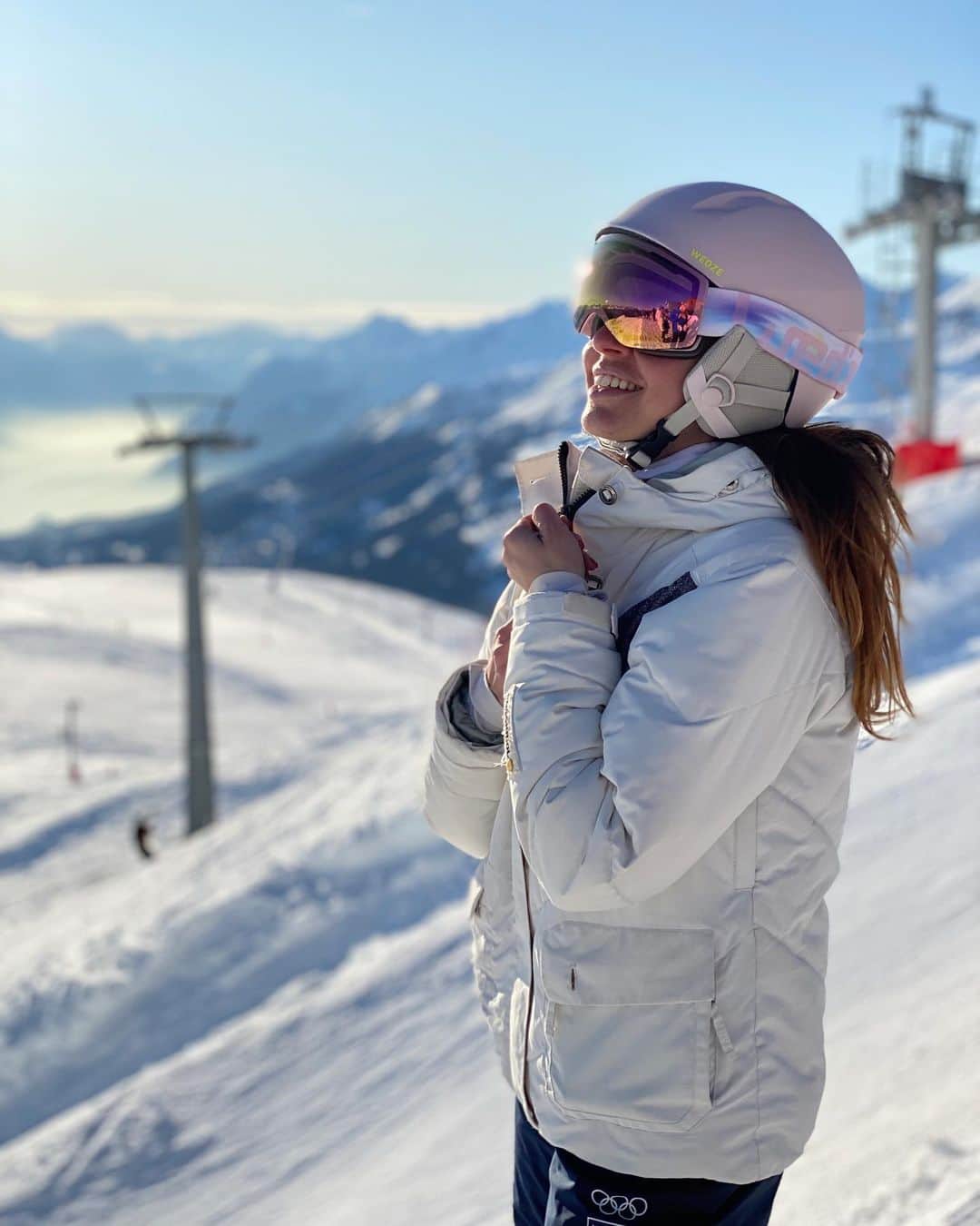 ヴァレンティーナ・マルケイのインスタグラム：「Un anno fa iniziavo la mia PROMETTENTISSIMA carriera di sciatrice (guai a chi ride!), lanciandomi (letteralmente) per la prima volta da una montagna senza aver mai messo gli sci ai piedi o aver preso una lezione.  Me la sono cavata anche se non so come (@marco_marranini & @micheleponti 🤦🏻‍♀️)  È stato anche il giorno che ho scoperto l’apres-ski 😅⛷Sono sopravvissuta anche a quello😂 #gioie   Mi sembrava giusto condividere questo scatto in cui me la credo tantissimo, proprio oggi che è l’international mountain day ... Speriamo di poter tornare presto a vivere le nostre montagne 🏔💙  #mountainlovers #ilfreddorassoda」